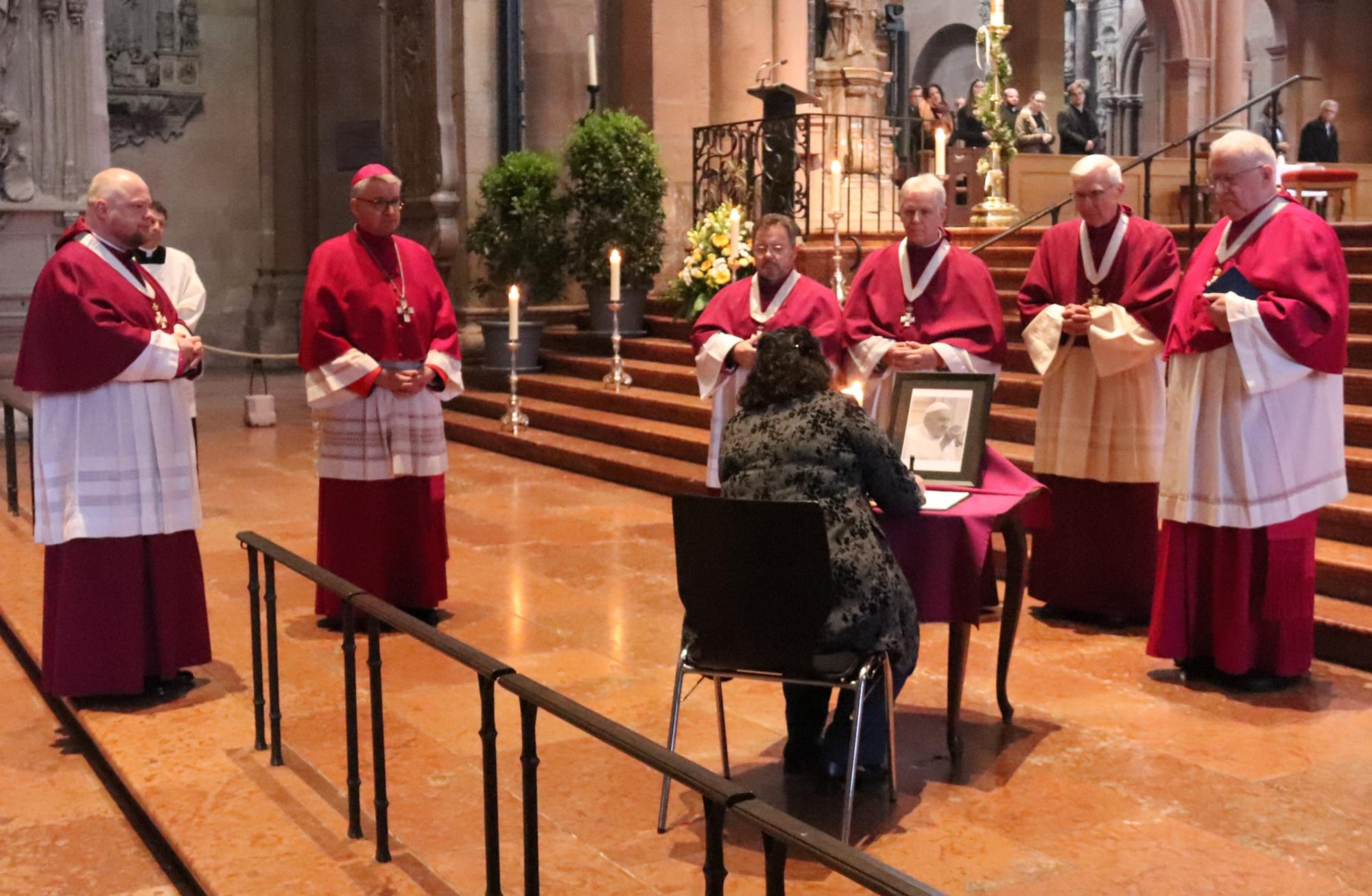 Auch die Bevollmächtigte des Generalvikars, Ordinariatsdirektorin Stephanie Rieth, trug sich in das Kondolenzbuch für Papst Franziskus ein