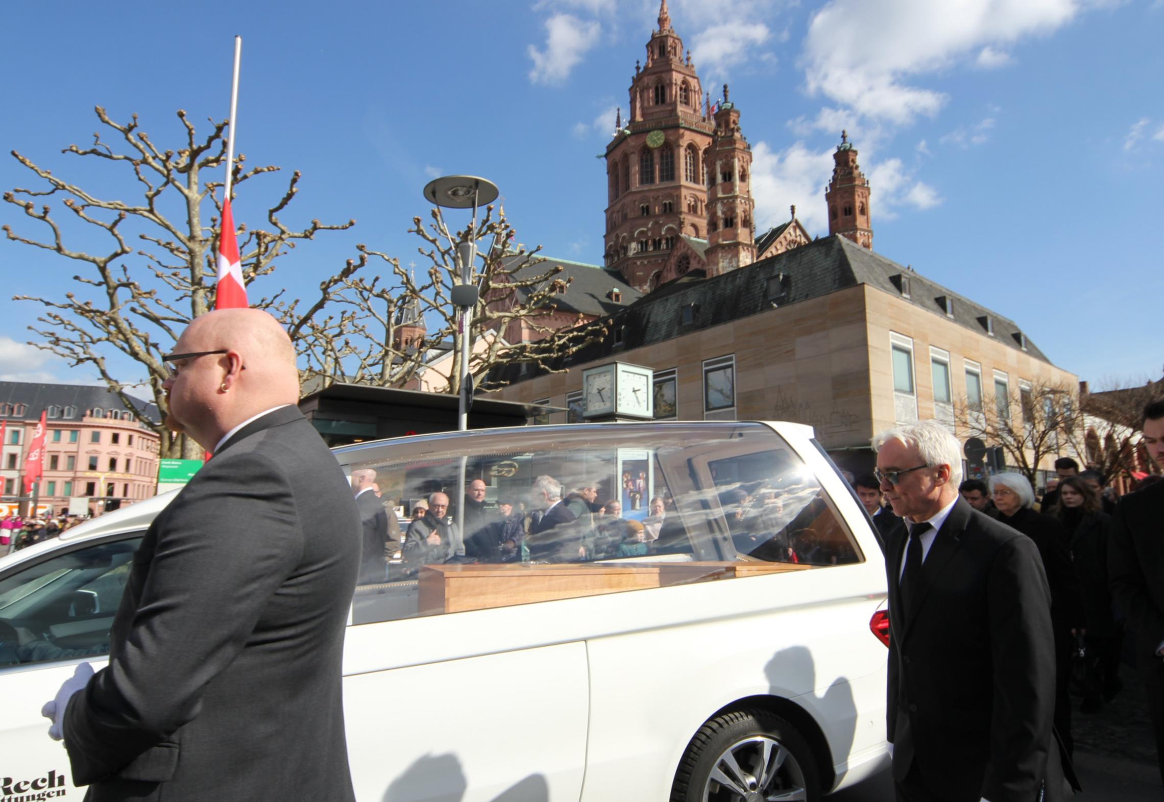 Mainz, 21.3.2018: Der Sarg von Kardinal Lehmann wurde in einem Wagen mit Glasaufsatz durch die Mainzer Innenstadt gefahren.