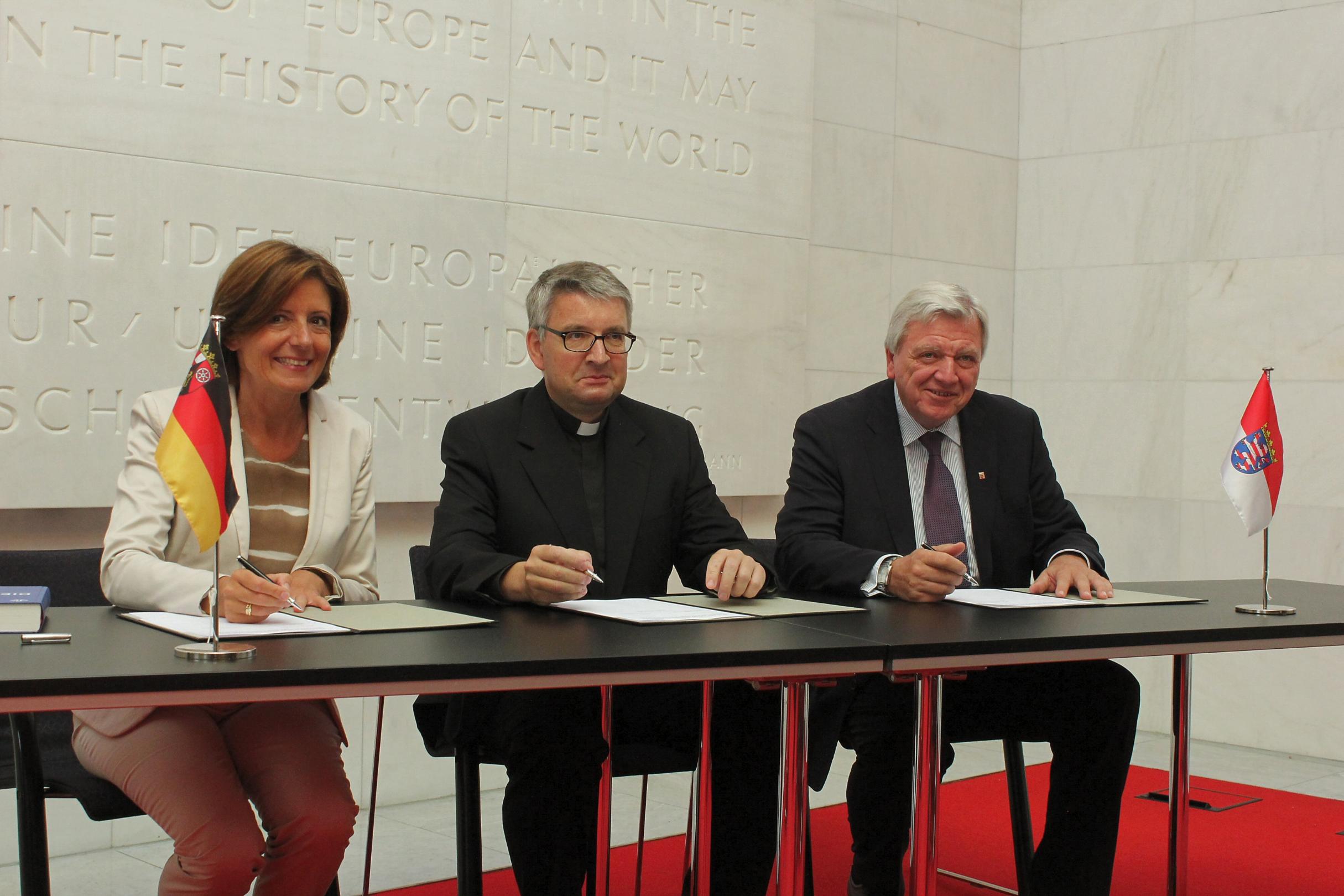 Mainz, 8.8.2017: Unterzeichung des Protokolls mit (v.l.) Ministerpräsidentin Malu Dreyer, Prof. Dr. Peter Kohlgraf und Ministerpräsident Volker Bouffier