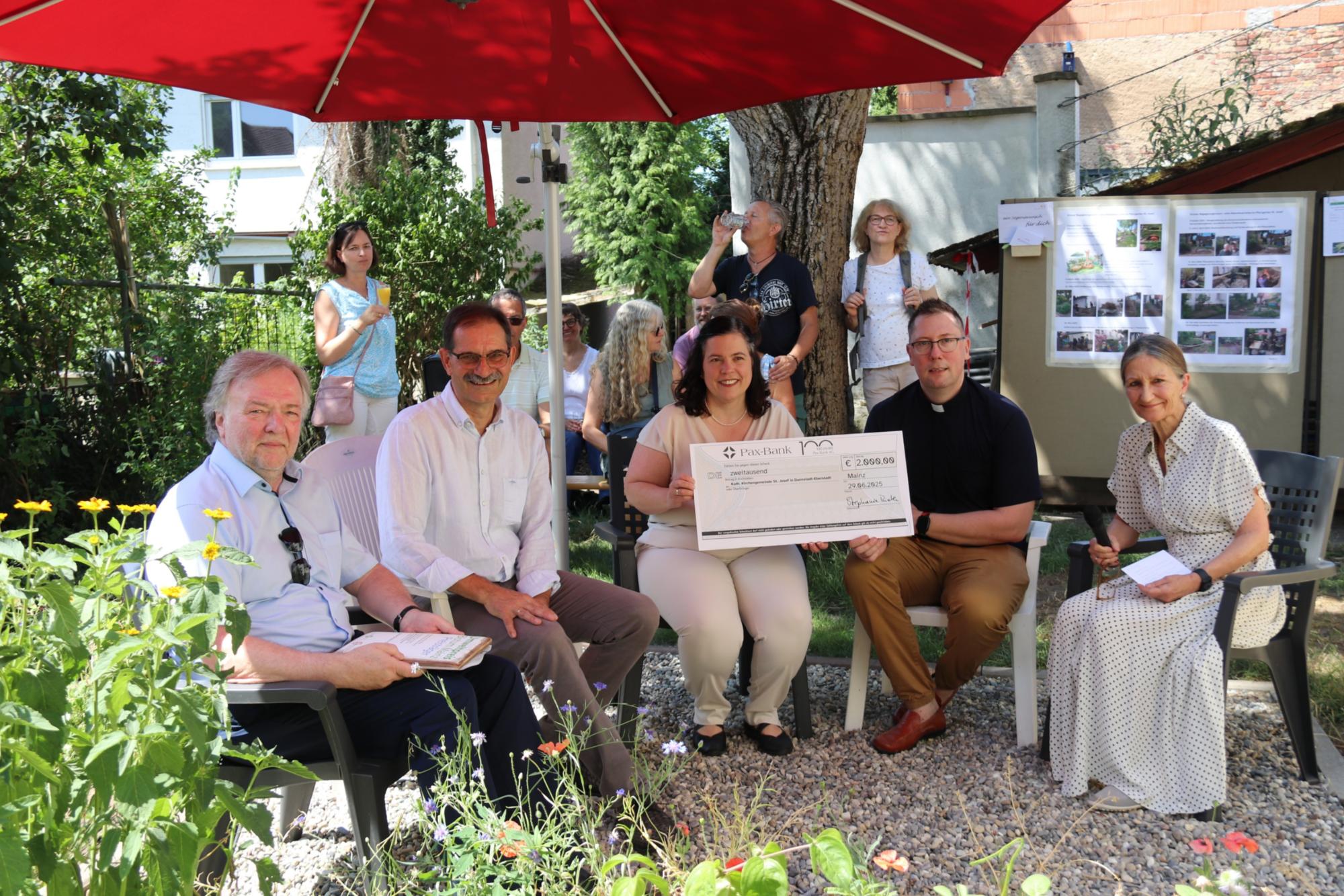 Verleihung des Umweltpreises des Bistum Mainz (von links): Umweltbeauftragter Marcus Grünewald, Projektleiter Michael Augenstein, Bevollmächtigte des Generalvikars, Stephanie Rieth, Pfarrer Christoph Nowak, und Initiatorin Claudia Ehry (c) Bistum Mainz/Hoffmann