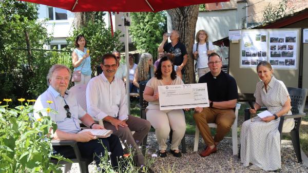 Verleihung des Umweltpreises des Bistum Mainz (von links): Umweltbeauftragter Marcus Grünewald, Projektleiter Michael Augenstein, Bevollmächtigte des Generalvikars, Stephanie Rieth, Pfarrer Christoph Nowak, und Initiatorin Claudia Ehry