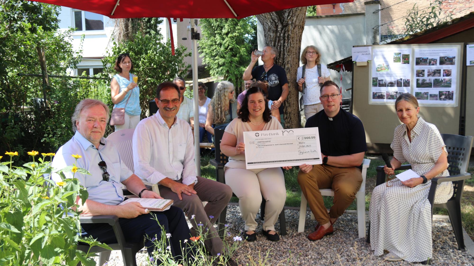 Verleihung des Umweltpreises des Bistum Mainz (von links): Umweltbeauftragter Marcus Grünewald, Projektleiter Michael Augenstein, Bevollmächtigte des Generalvikars, Stephanie Rieth, Pfarrer Christoph Nowak, und Initiatorin Claudia Ehry