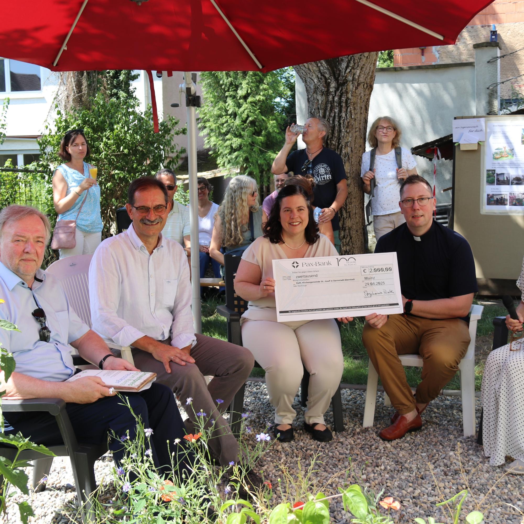 Verleihung des Umweltpreises des Bistum Mainz (von links): Umweltbeauftragter Marcus Grünewald, Projektleiter Michael Augenstein, Bevollmächtigte des Generalvikars, Stephanie Rieth, Pfarrer Christoph Nowak, und Initiatorin Claudia Ehry
