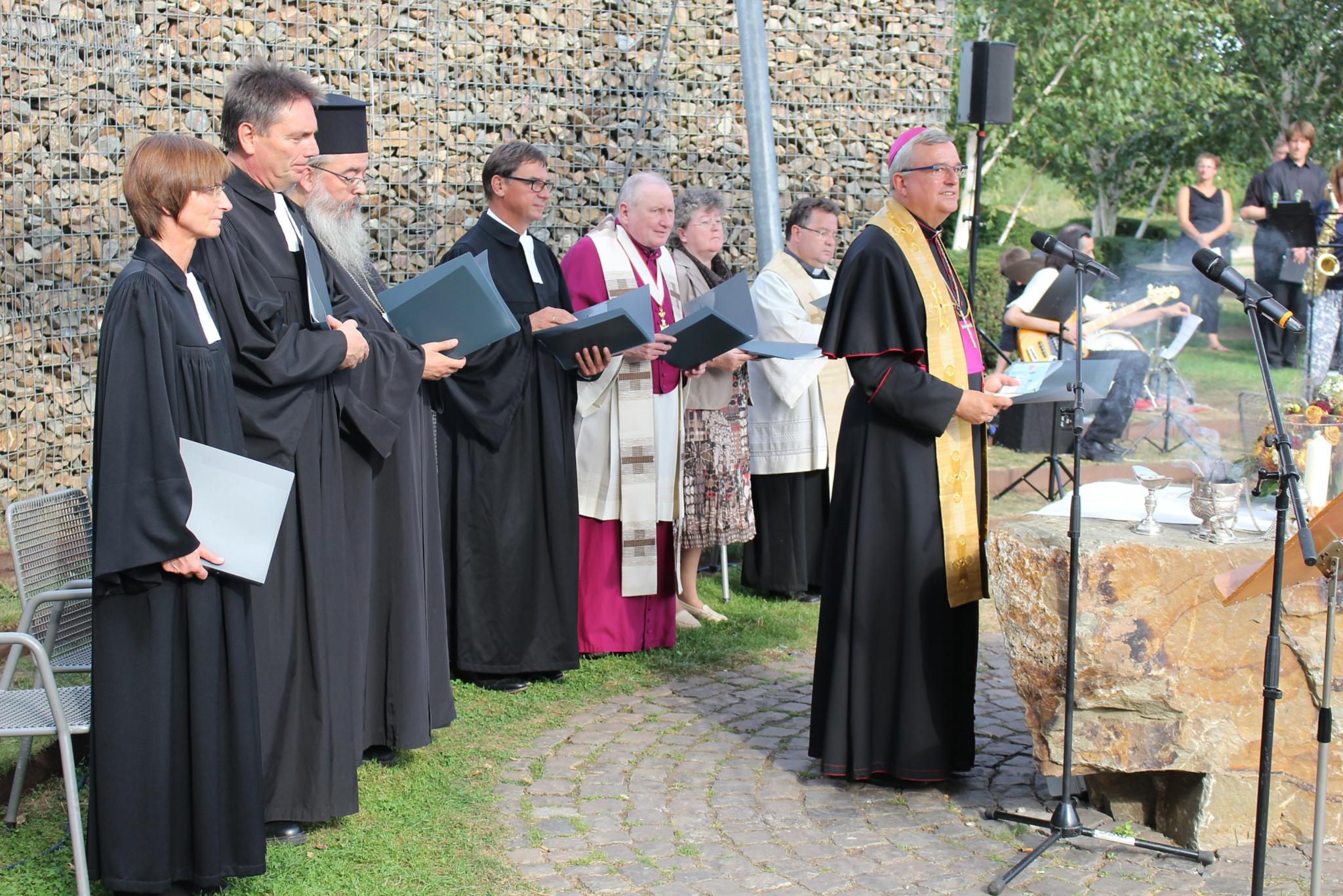 Bingen, 2. September 2016: Zum Abschluss des Tages der Schöpfung fand auf dem Kirchengelände im Park am Mäuseturm ein ökumenischer Gottesdienst statt (v.l.n.r.): Dekanin Annette Stegmann, Pfarrer Jörg Bickelhaupt, Erzpriester Radu Constantin Miron, Kirchenpräsident Volker Jung, Diözesanadministrator Dietmar Giebelmann, Professorin Dorothea Sattler, Dekan Henning Priesel und Bischof Karl-Heinz Wiesemann.