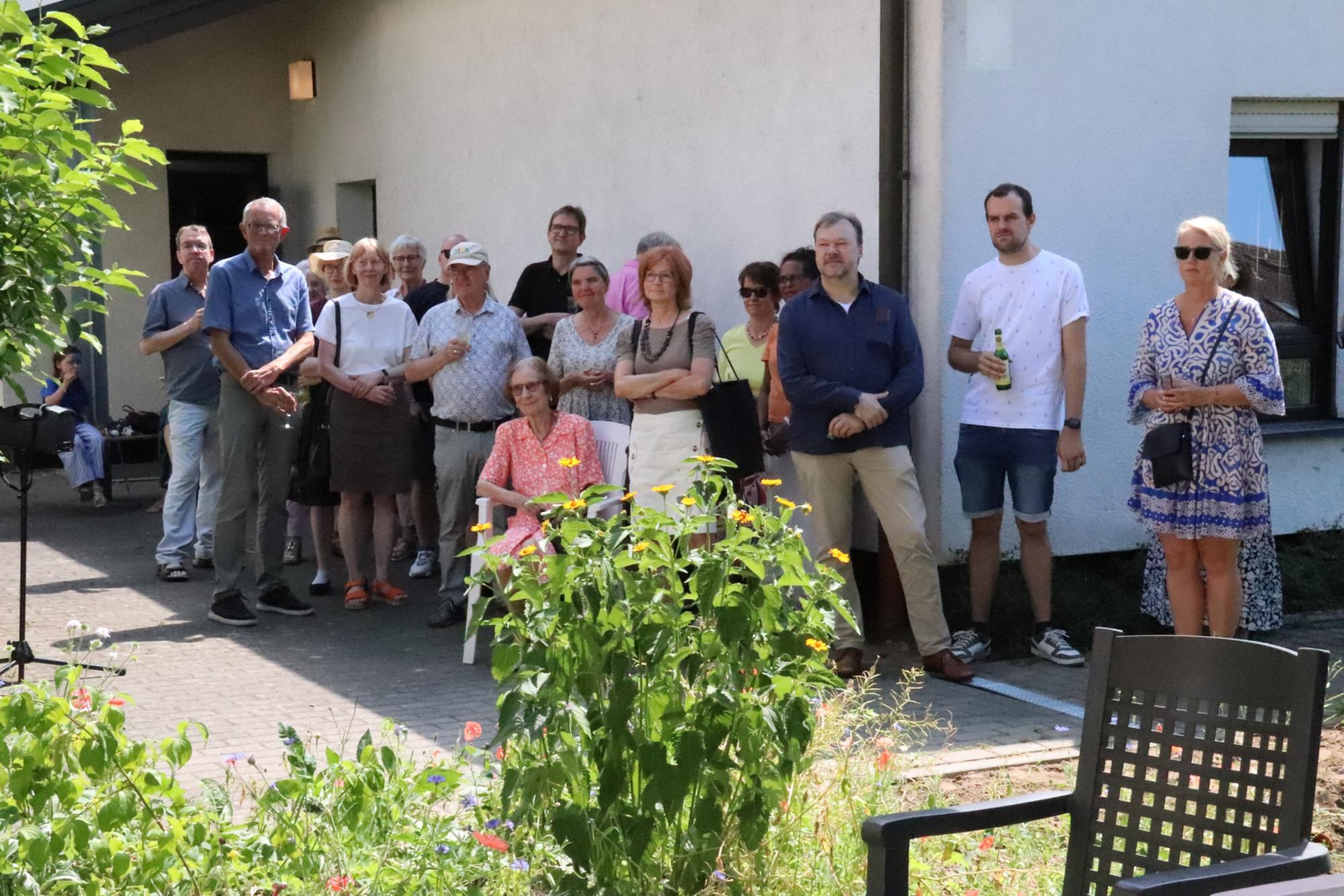 Besucherinnen und Besucher des Pfarrfestes nahmen an der Verleihung des Umweltpreises teil (c) Bistum Mainz/Hoffmann