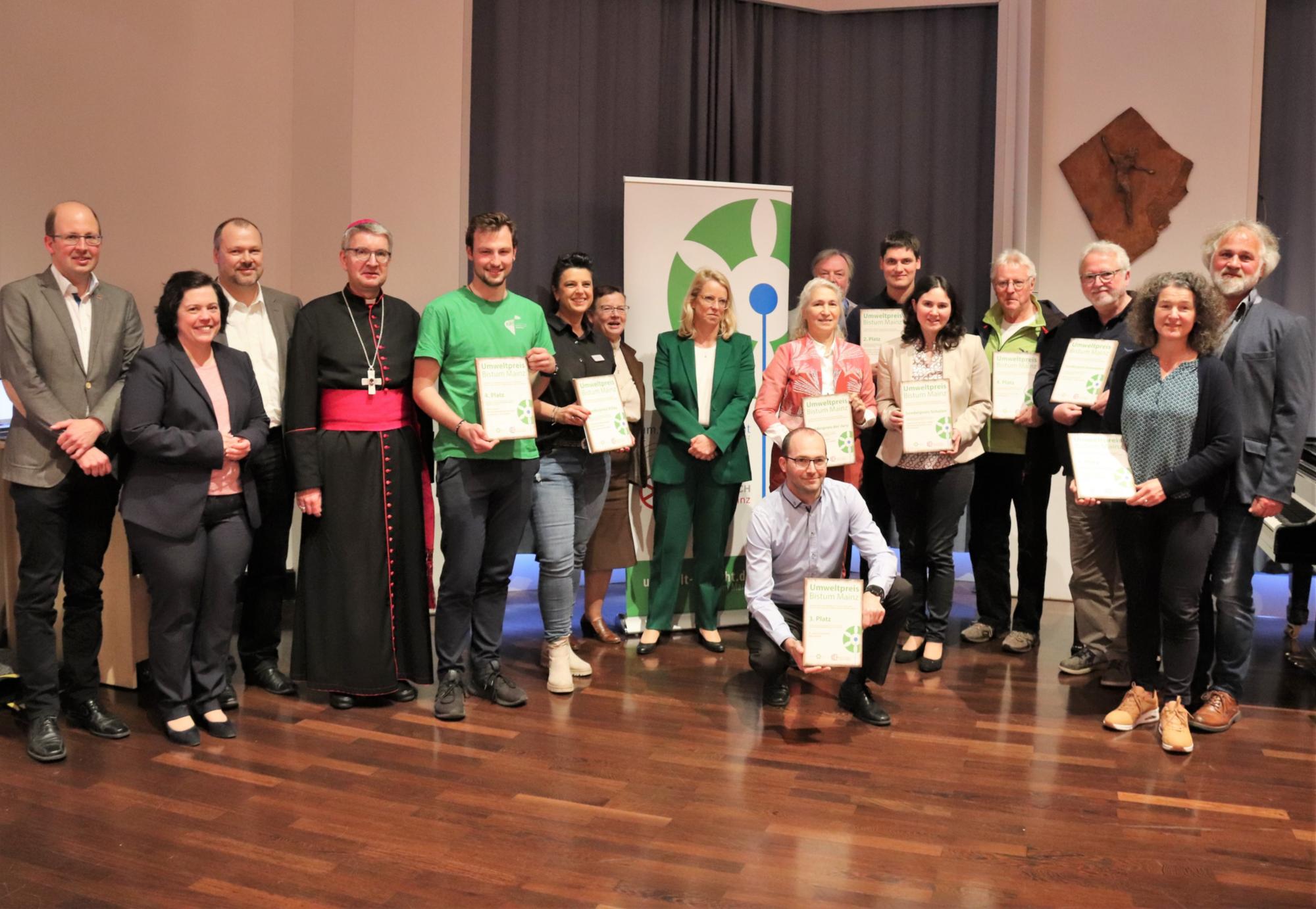 Die Sieger des diesjährigen Umweltpreises (c) Bistum Mainz/Hoffmann