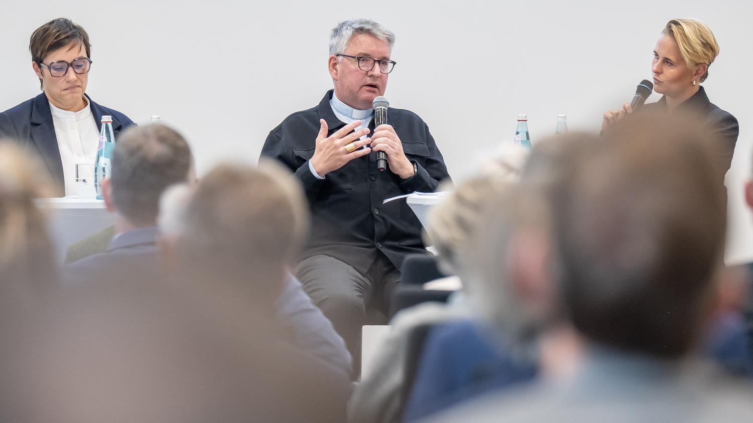 Wiesbaden, 30. September 2025: Bischof Peter Kohlgraf beim Podium 