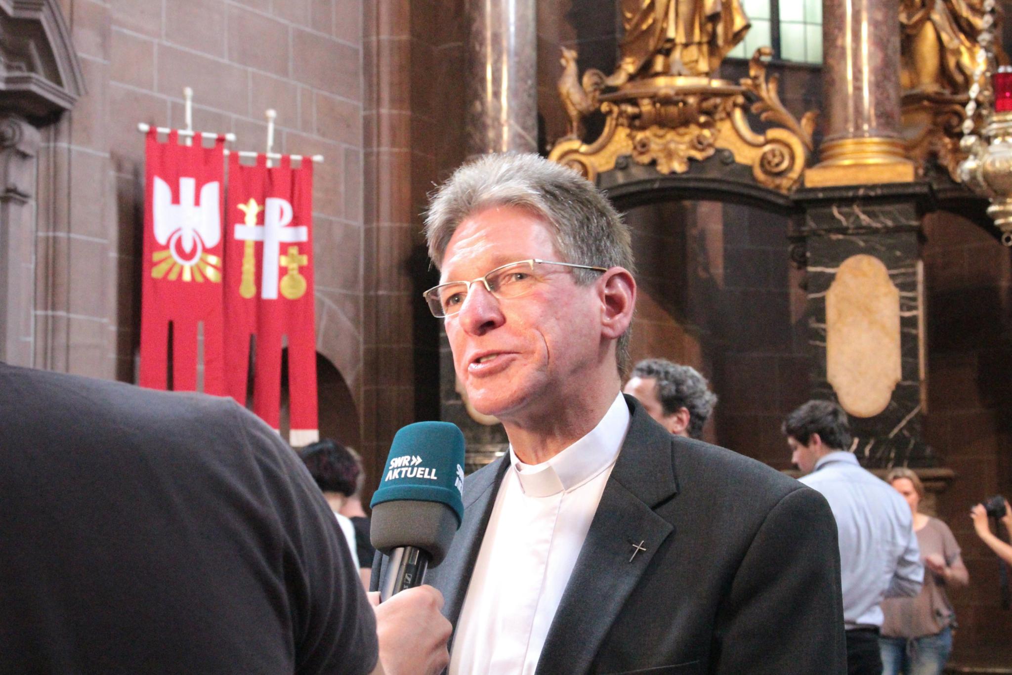 Worms, 29. Mai 2018: Propst Tobias Schäfer freute sich, auch im SWR-Interview, 'dass es gelungen ist, so viele Menschen dafür zu gewinnen, sich am Domjubiläum in ganz unterschiedlicher Art und Weise zu beteiligen“.