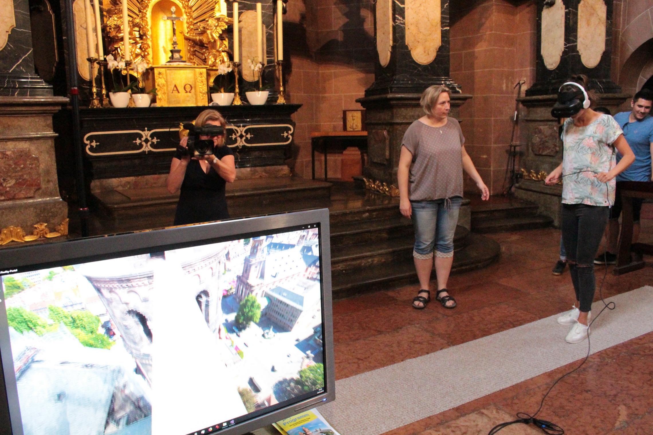 Worms, 29. Mai 2018: Beim Rheinland-Pfalz-Tag in Worms (1.-3. Juni) und bei der sich anschließenden Festwoche „1.000 Jahre Dom zu Worms“ können die Besucher das VR-Projekt vom 8. bis 10. Juni vor dem Wormser Dom selbst ausprobieren.