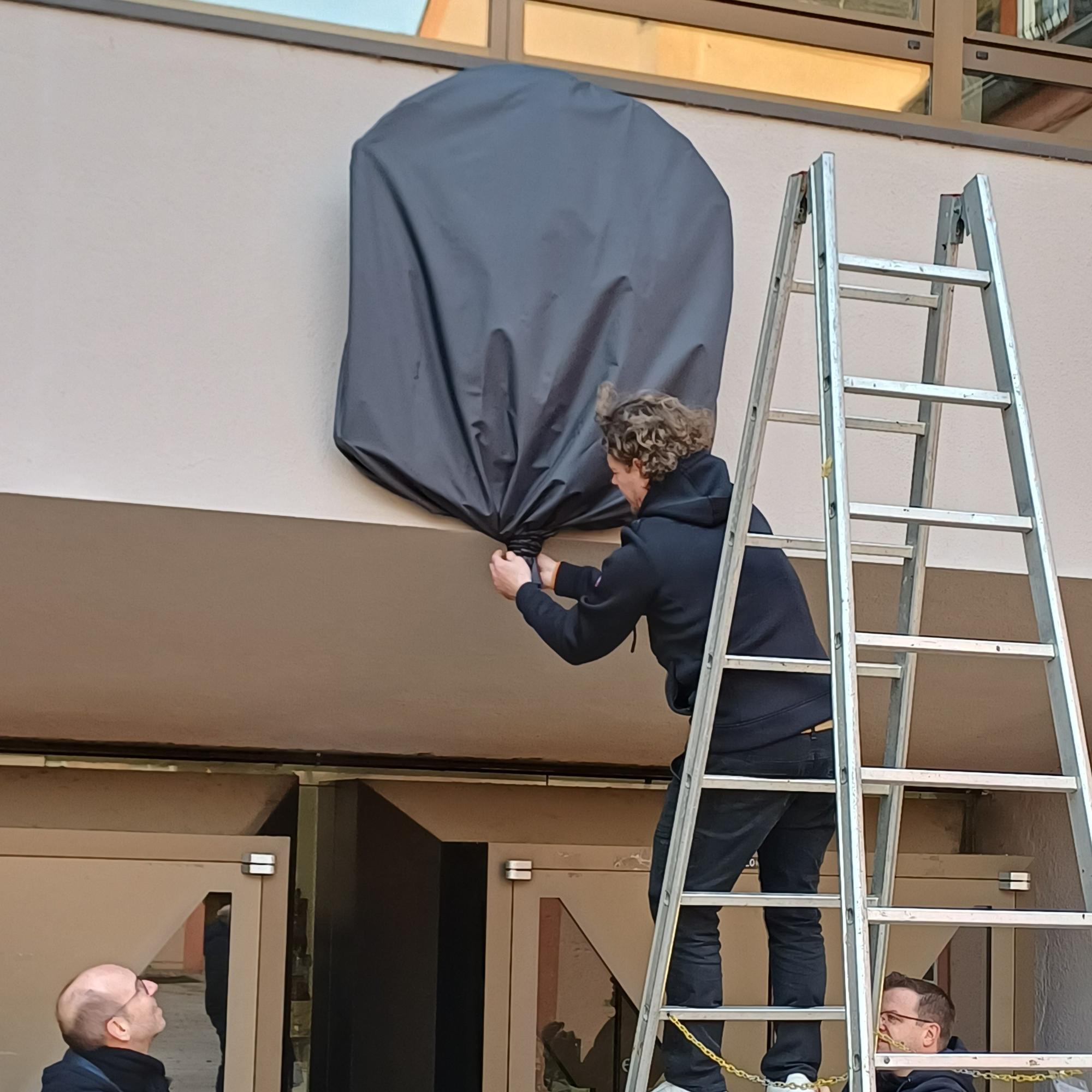 Mainz, 20. November 2025: Alte Bischofswappen im Innenhof des Erbacher Hofes sind verhüllt worden.