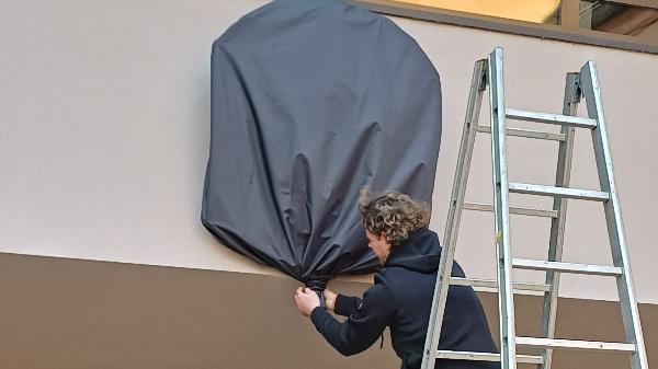 Mainz, 20. November 2025: Alte Bischofswappen im Innenhof des Erbacher Hofes sind verhüllt worden.