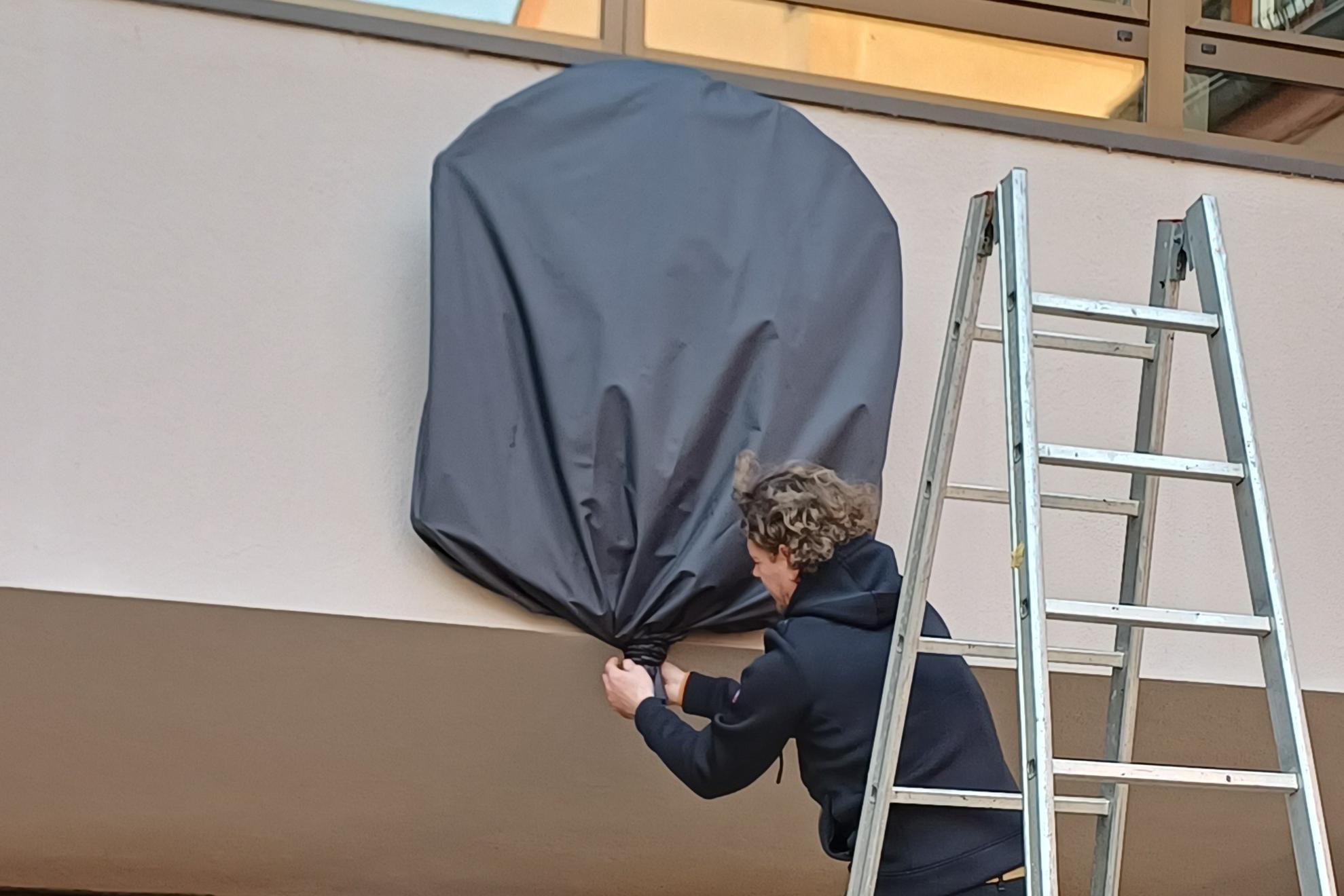 Mainz, 20. November 2025: Alte Bischofswappen im Innenhof des Erbacher Hofes sind verhüllt worden.