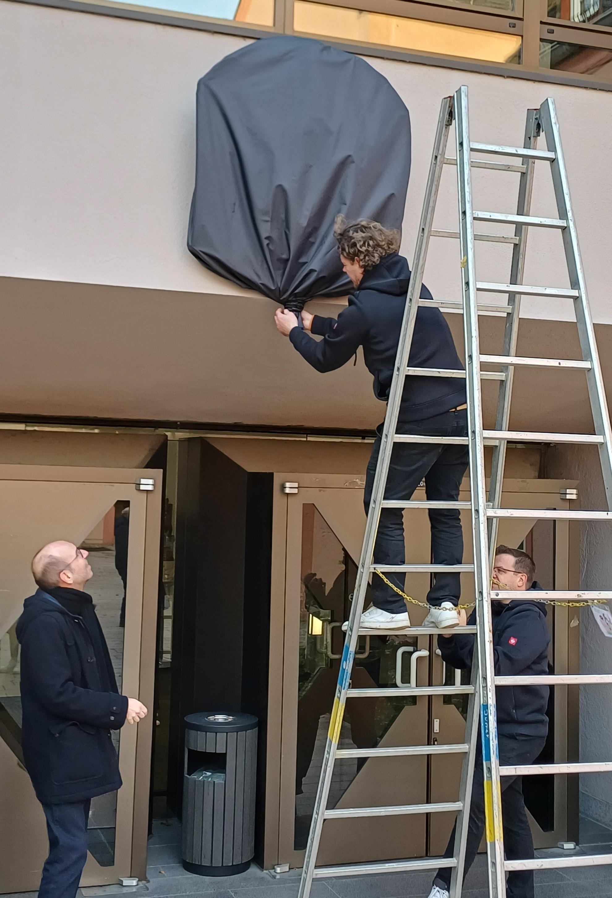Mainz, 20. November 2025: Alte Bischofswappen im Innenhof des Erbacher Hofes sind verhüllt worden.