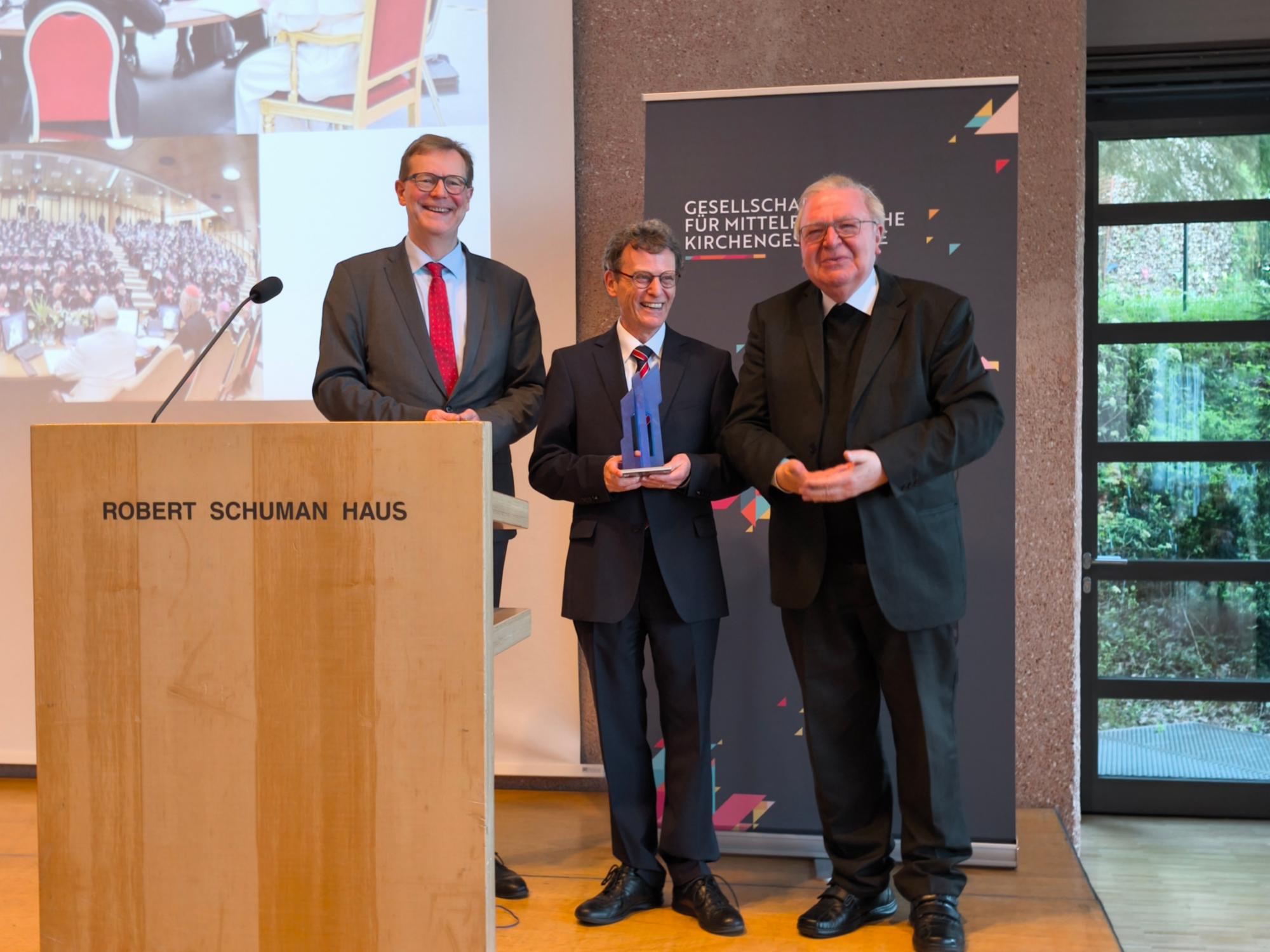 Trier, 24. April 2025: Verleihung der Ehrengabe an Professor Schneider (Mitte), durch Thomas Brockmann (links) und Weihbischof Otto Georgens. (c) Bistum Mainz