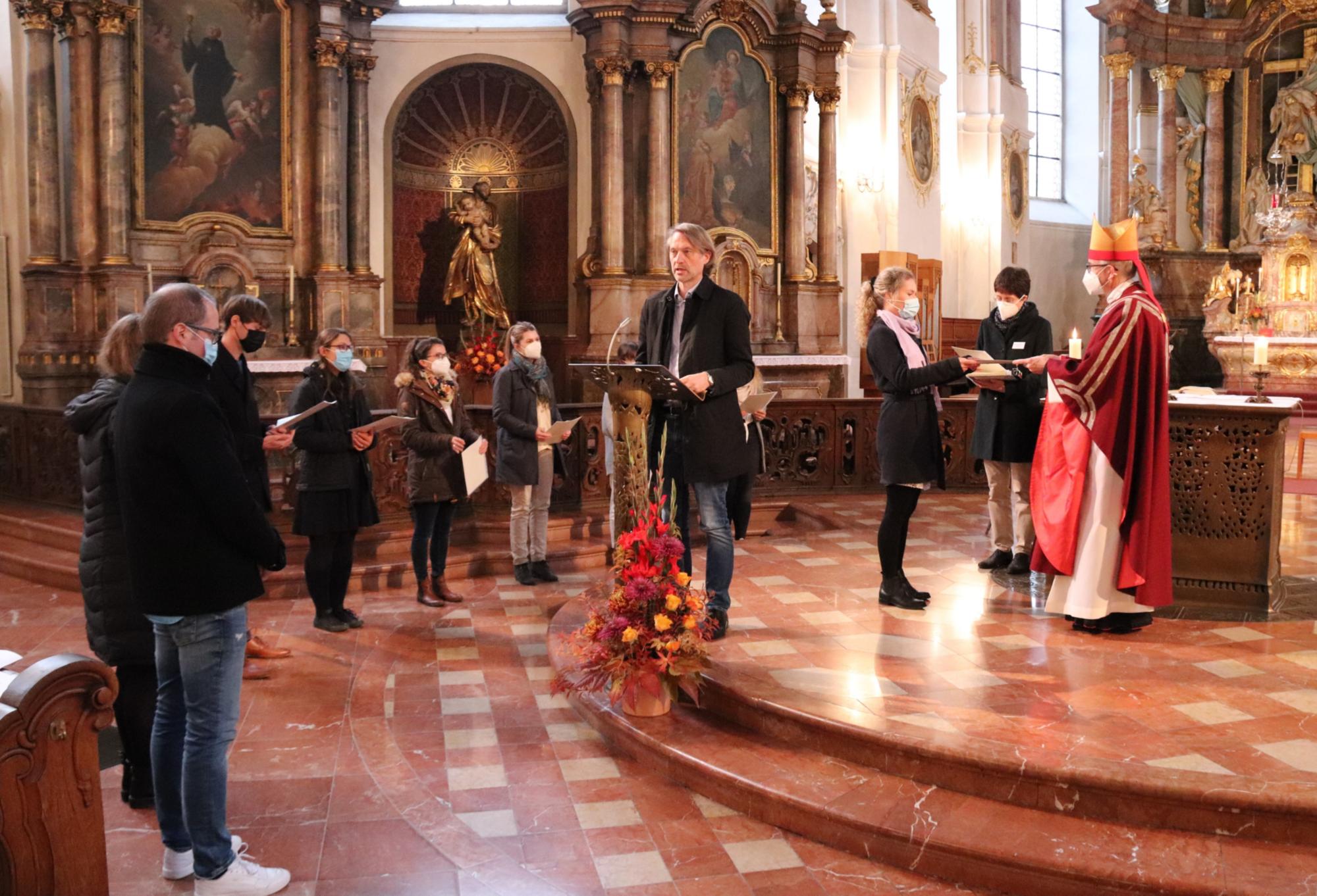Die Lehrerinnen und Lehrer erhalten die Urkunde zur Missio canonica von Bischof Peter Kohlgraf (c) Bistum Mainz/Hoffmann