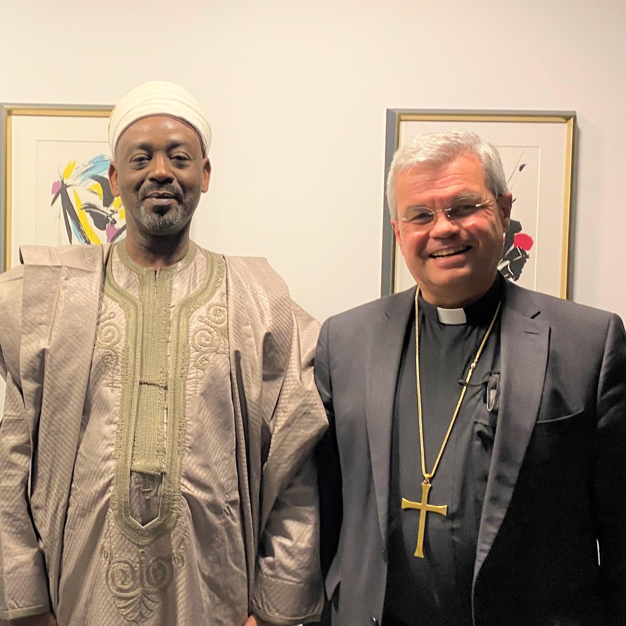 Mainz, 11.10.2021: Anlässlich des Monats der Weltmission traf Weihbischof Dr. Udo Markus Bentz (re.) Erzbischof Dr. Ignatius Kaigama (li.) und Dr. Muhammandu Sambo Haruna, Emir von Wase (mi), zum Gespräch