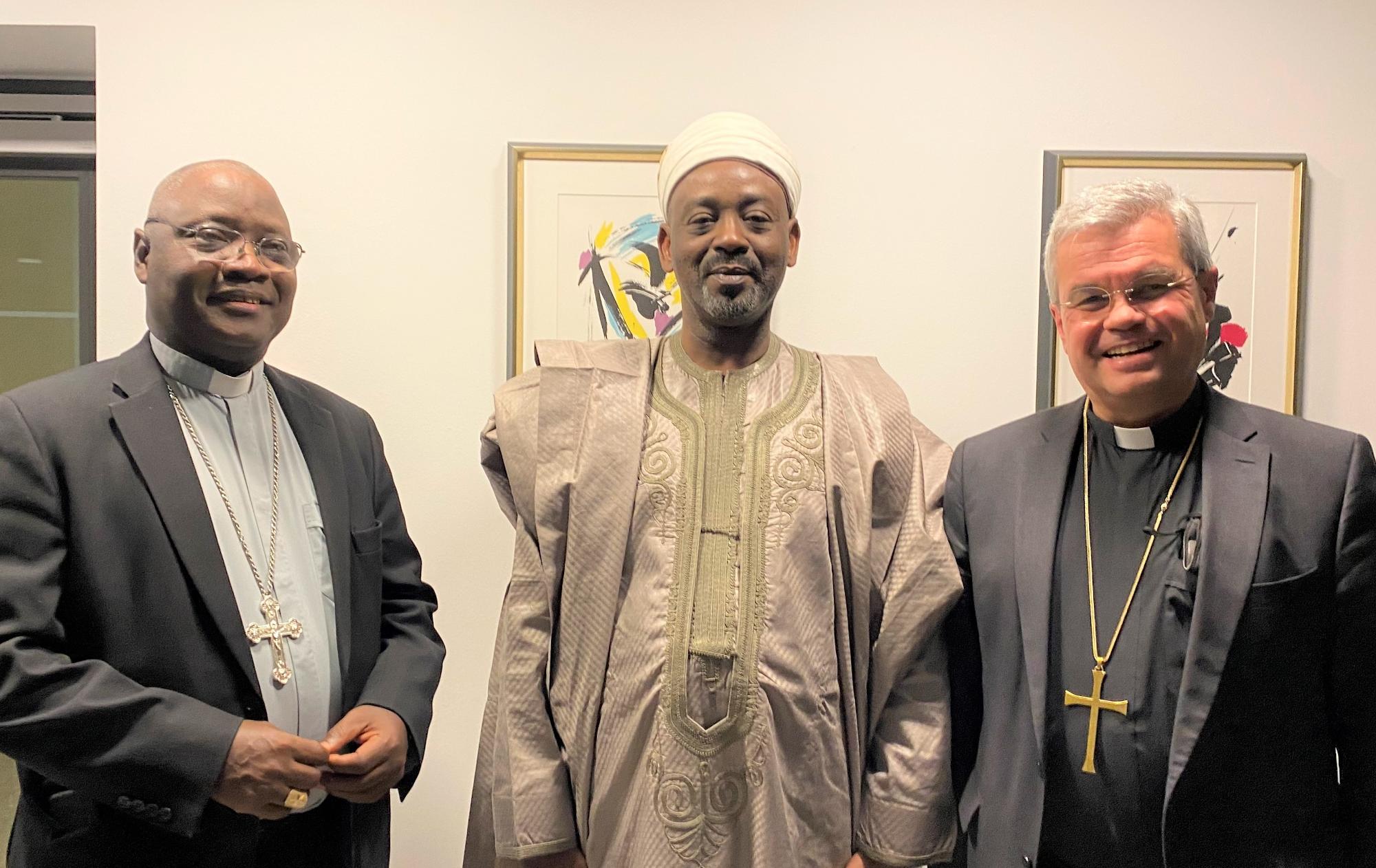 Mainz, 11.10.2021: Anlässlich des Monats der Weltmission traf Weihbischof Dr. Udo Markus Bentz (re.) Erzbischof Dr. Ignatius Kaigama (li.) und Dr. Muhammandu Sambo Haruna, Emir von Wase (mi), zum Gespräch