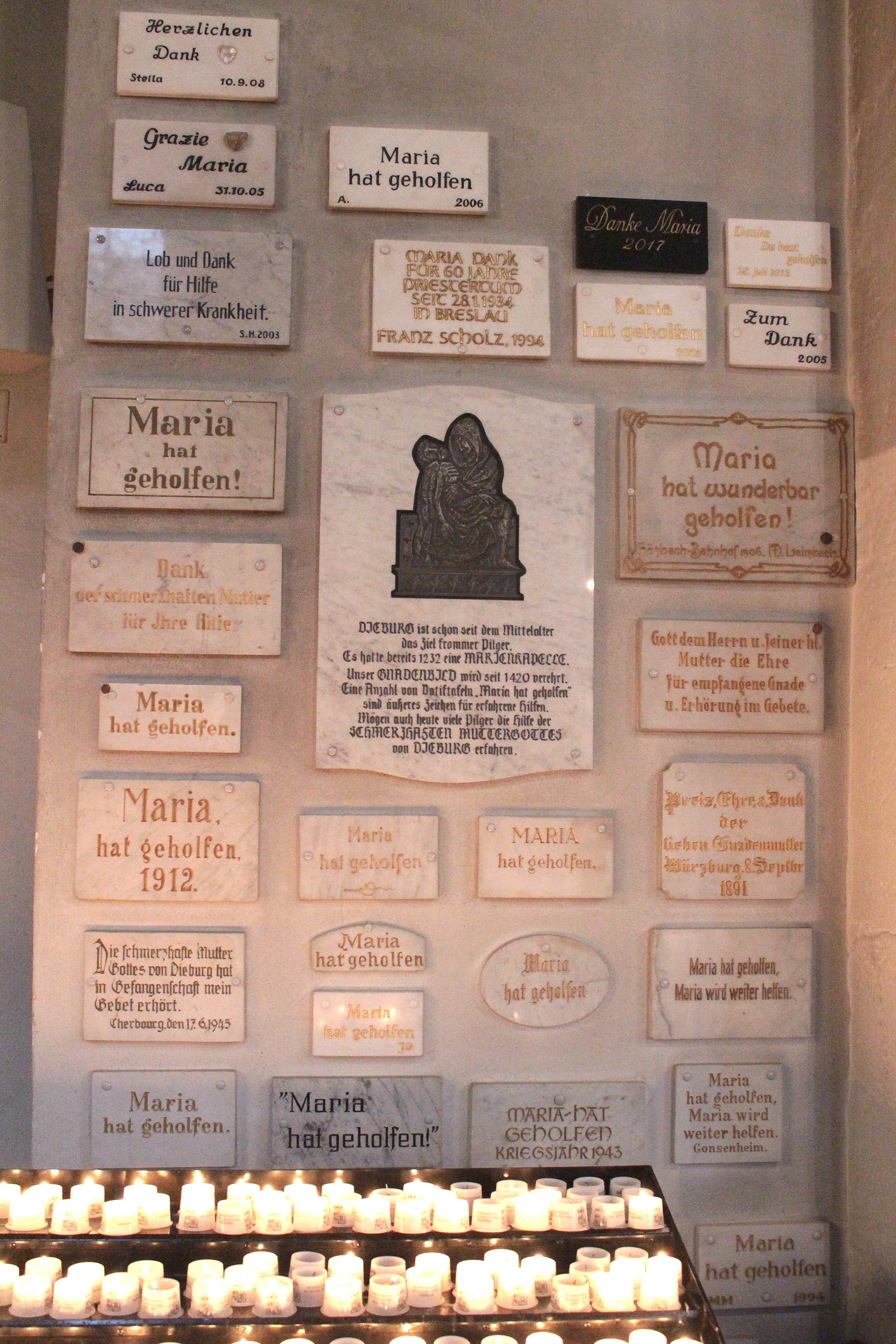 Dieburg, 7. September 2018: Die Votivtafeln in der Kirche zeugen von der langen Wallfahrtstradition.