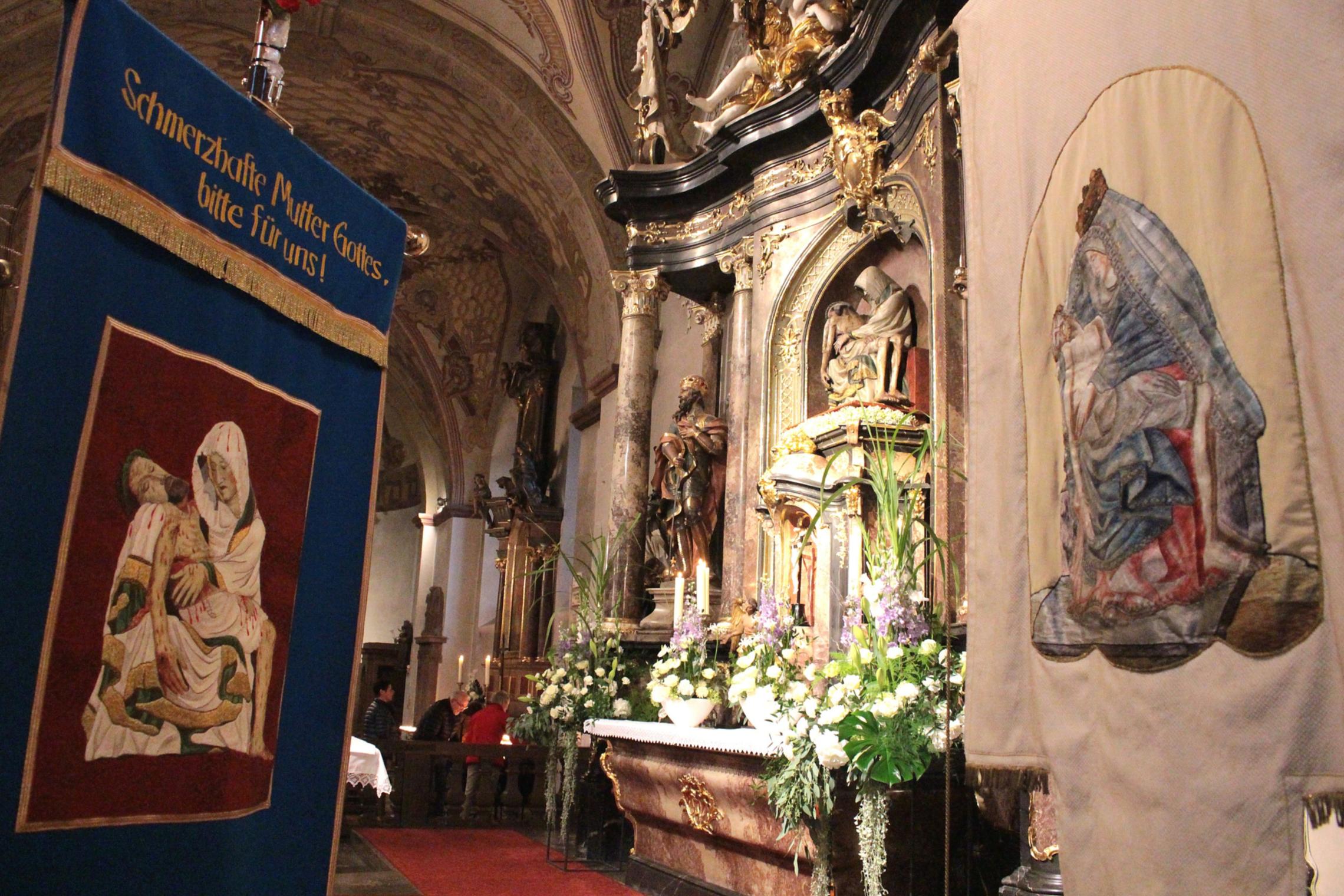 Dieburg, 7. September 2018: Blick auf die Pietà und zwei Fahnen in der Wallfahrtskirche.