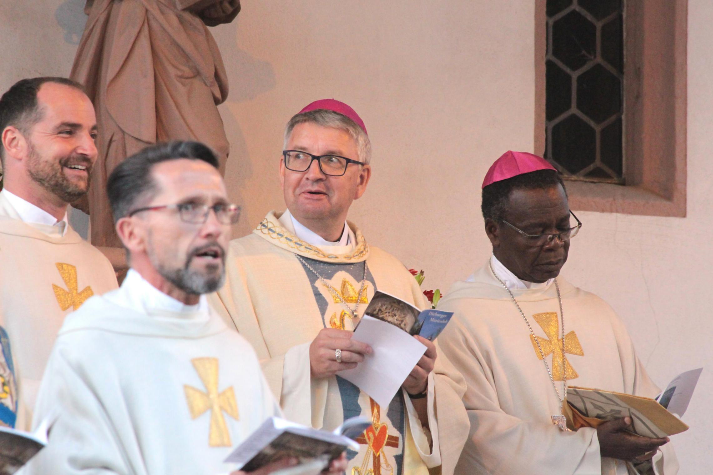 Dieburg, 7. September 2018: Bischof Peter Kohlgraf hat Grund zur Freude. (links: Dekan Christian Rauch, vorne: Pfarrer Thomas Catta und rechts: Bischof Victor Agbanou aus Benin)