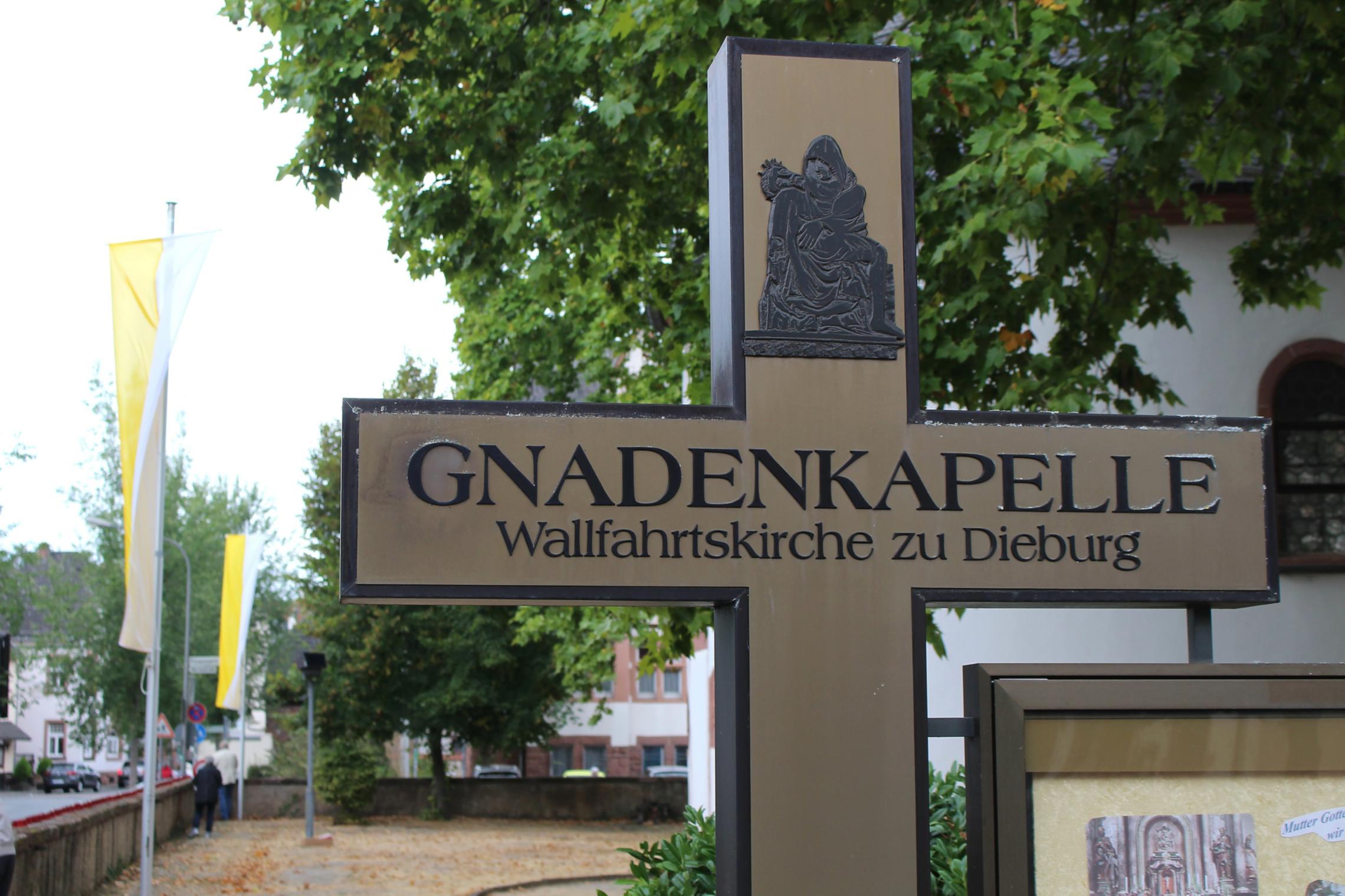 Dieburg, 7. September 2018: Das Kreuz am Eingang zur Wallfahrtskirche in Dieburg.