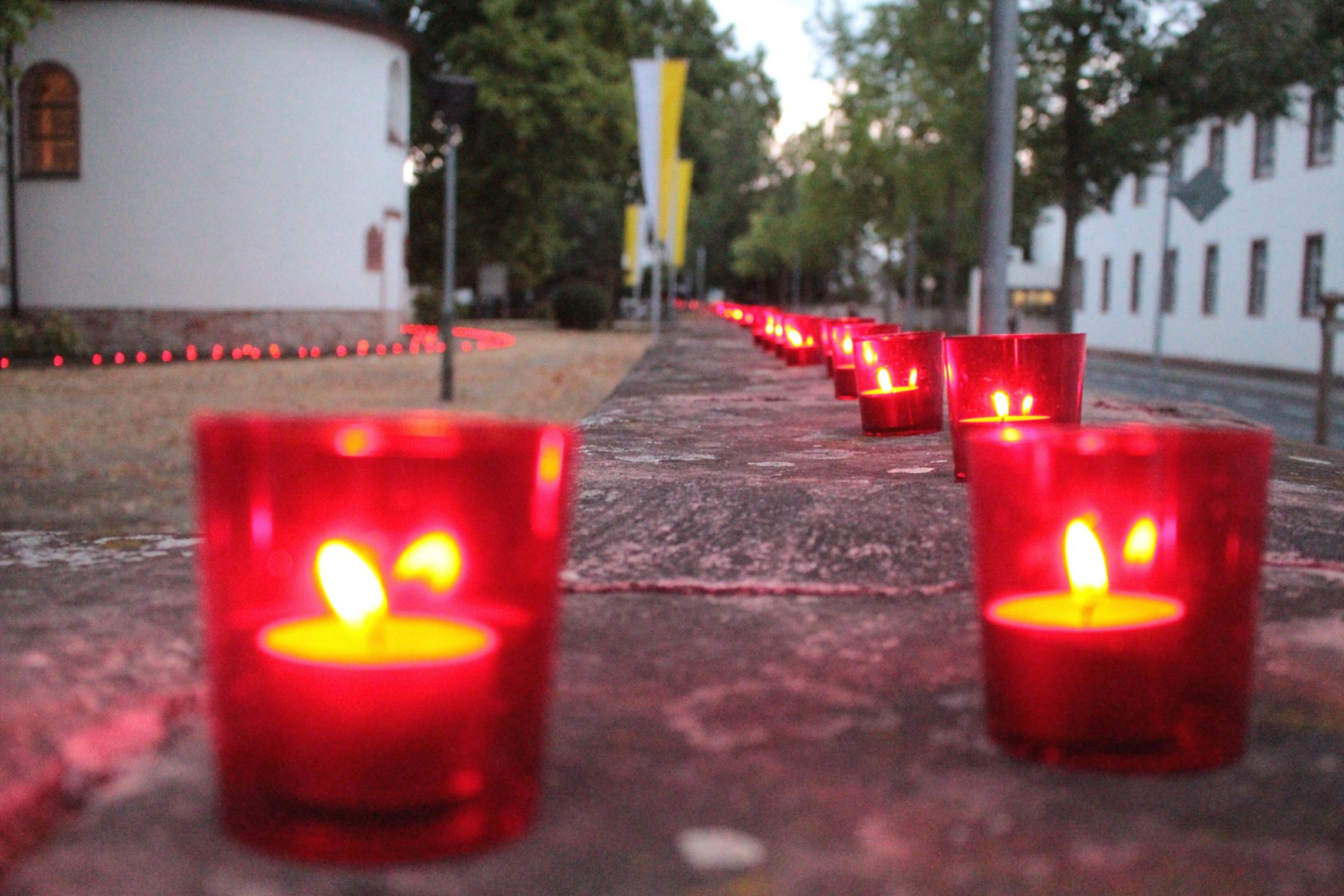 Dieburg, 7. September 2018: Der Prozessionsweg und das Gelände um die Wallfahrtskirche wurde von zahlreichen Kerzen erleuchtet.