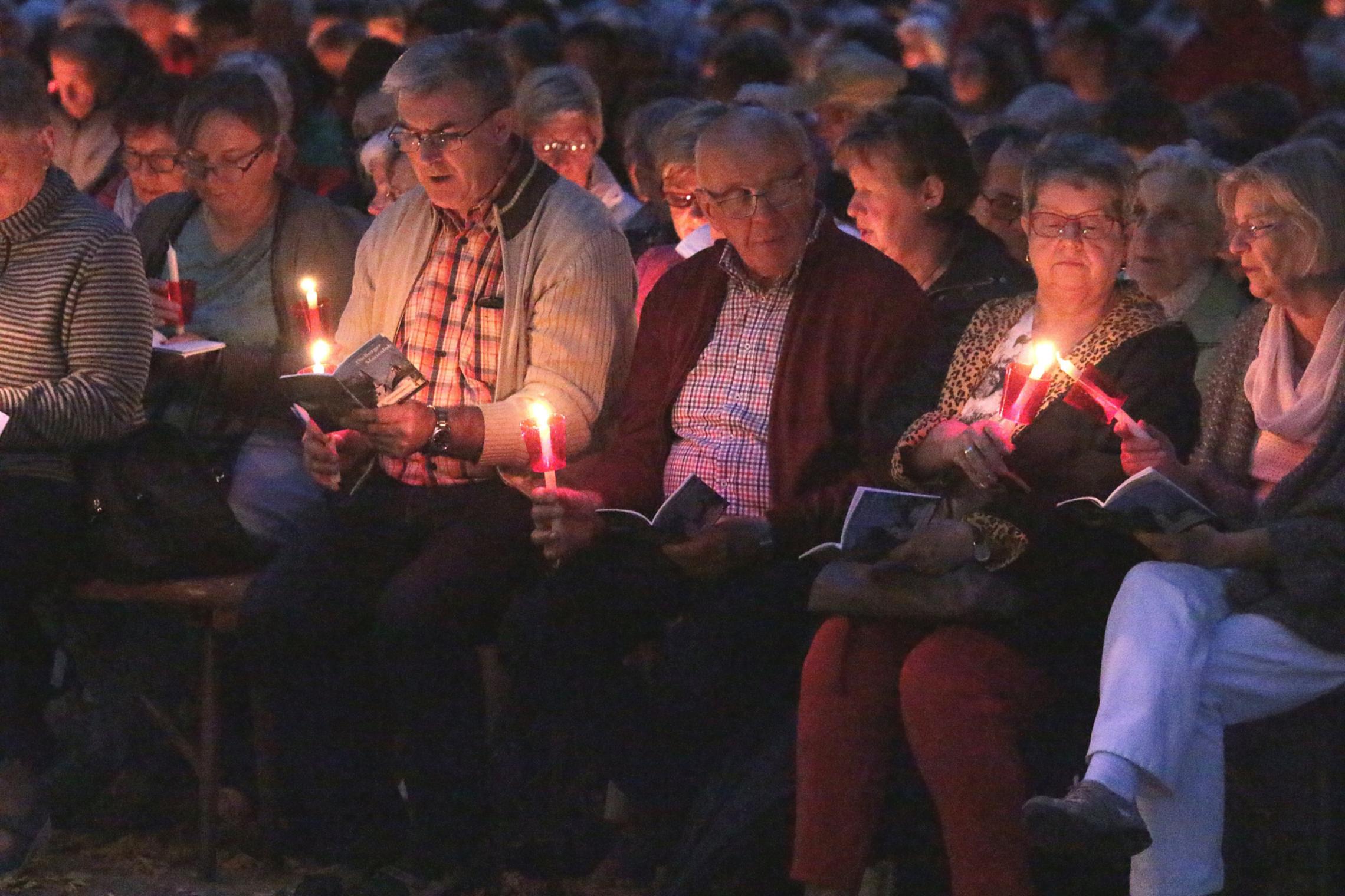Dieburg, 7. September 2018: Am Ende des Gottesdienstes zündeten die Gläubigen ihre Kerzen für die Lichterprozession an.
