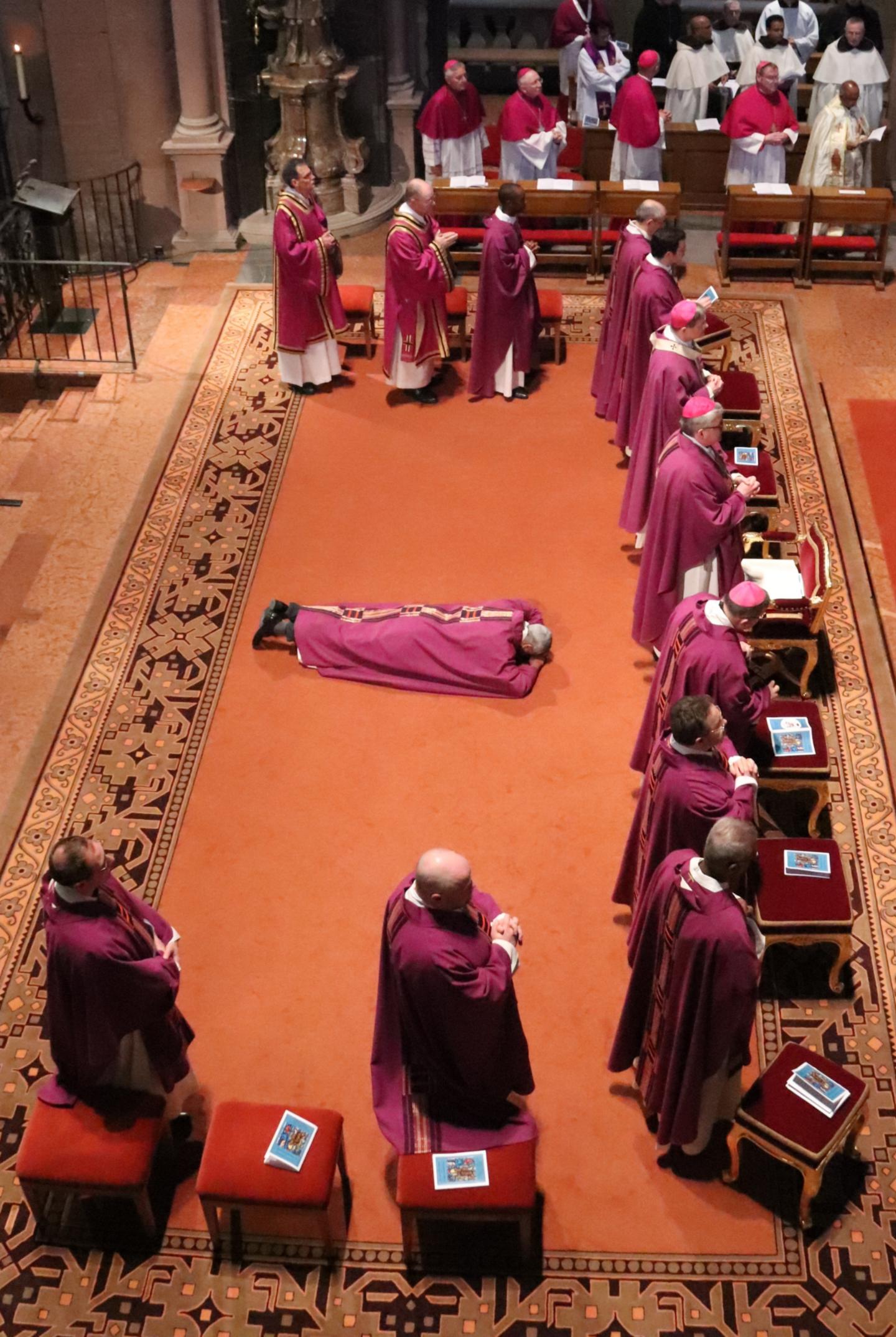 Während der Heiligenlitanei lag Weihbischof Joshy ausgestreckt auf dem Boden vor dem Altar (c) Bistum Mainz/Hoffmann