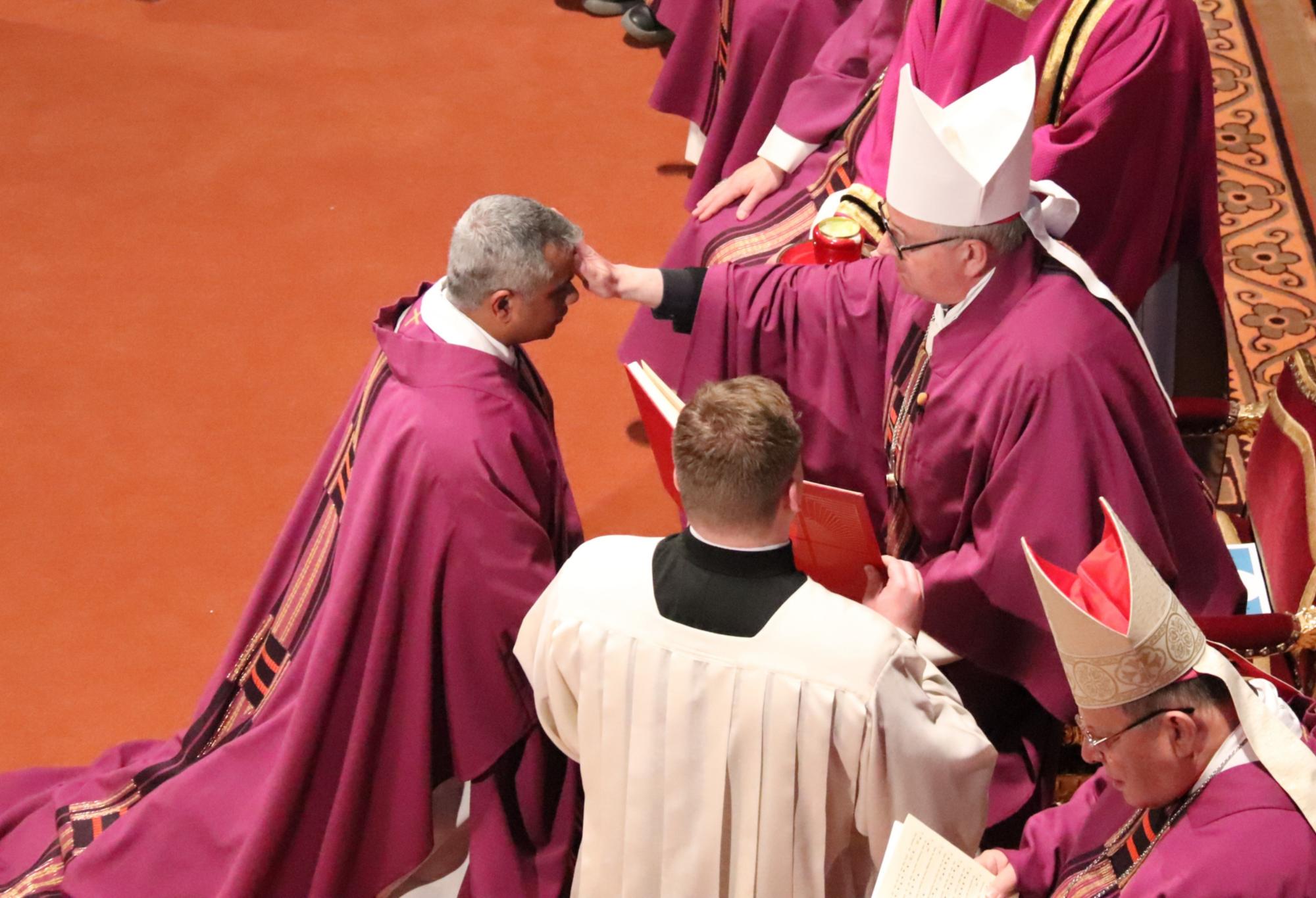 Bischof Peter Kohlgraf salbte Weihbischof Joshy Pottackal mit Chrisam (c) Bistum Mainz/Hoffmann