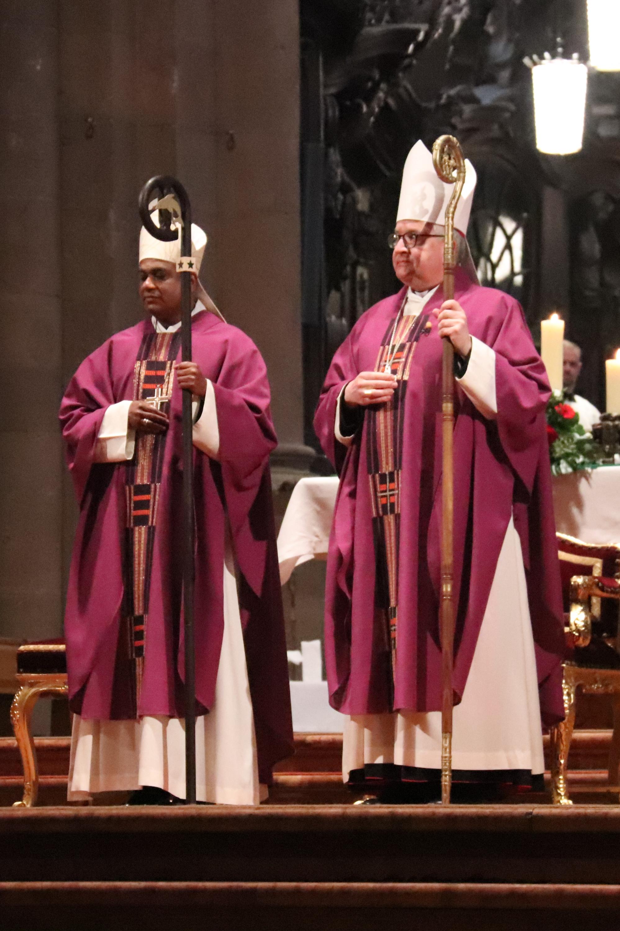 Bischof Peter Kohlgraf (rechts) und sein Weihbischof Joshy Pottackal O.Carm. (c) Bistum Mainz/Hoffmann