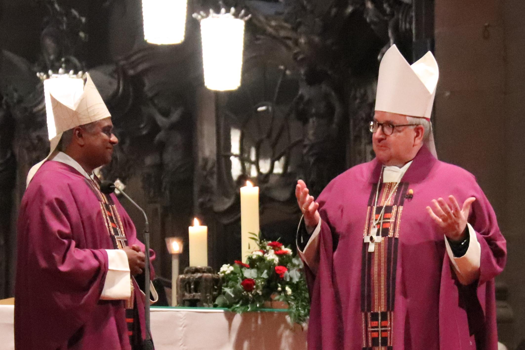Bischof Peter Kohlgraf und Weihbischof Joshy Pottackal O.Carm. (links) am Ende des Weihegottesdienstes vom 15. März 2026 im Mainzer Dom.
