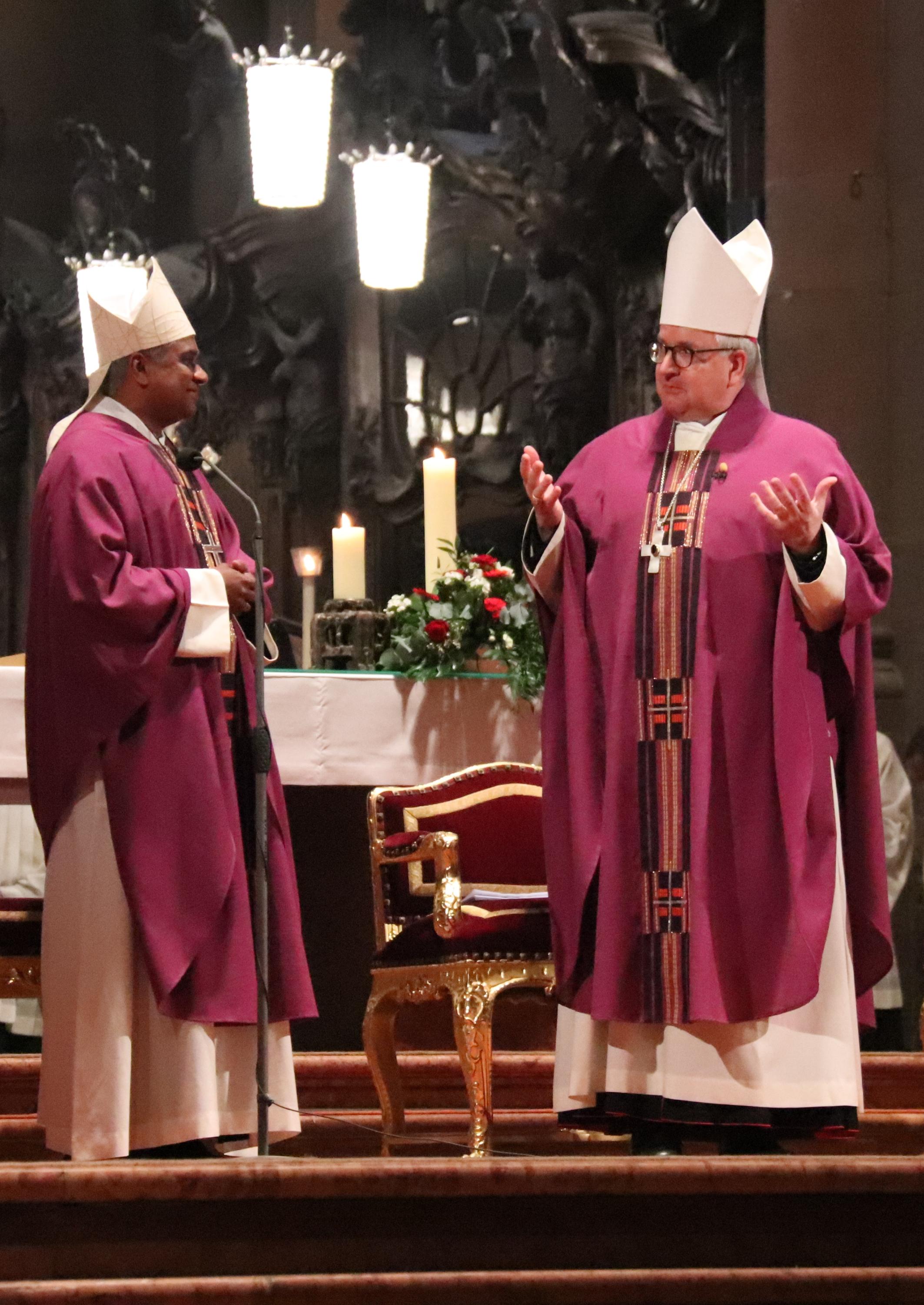 Bischof Peter Kohlgraf und Weihbischof Joshy Pottackal O.Carm. (links) am Ende des Weihegottesdienstes vom 15. März 2026 im Mainzer Dom.