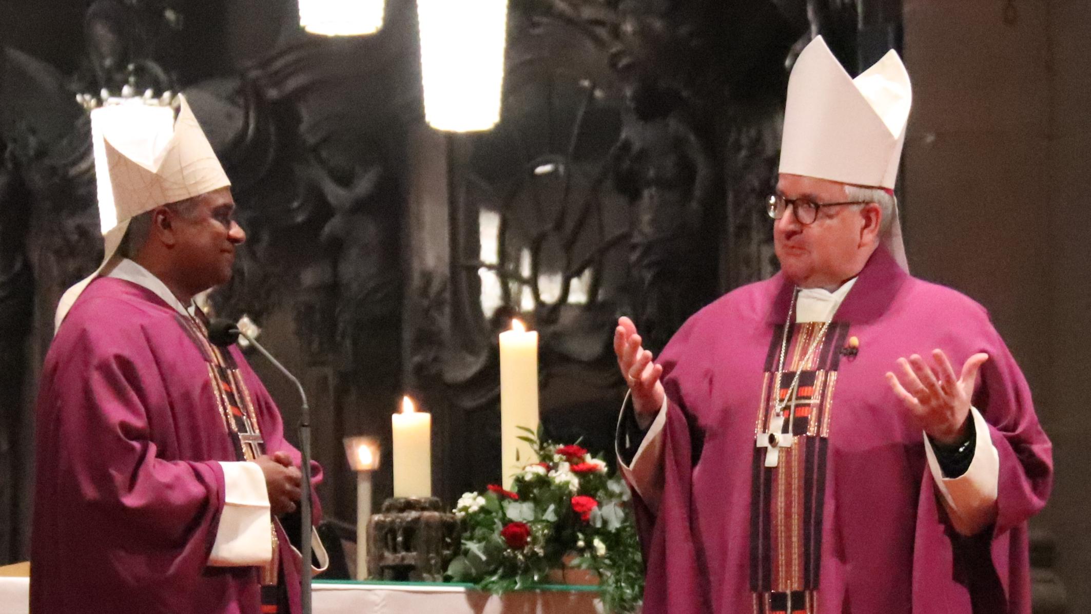 Bischof Peter Kohlgraf und Weihbischof Joshy Pottackal O.Carm. (links) am Ende des Weihegottesdienstes vom 15. März 2026 im Mainzer Dom.