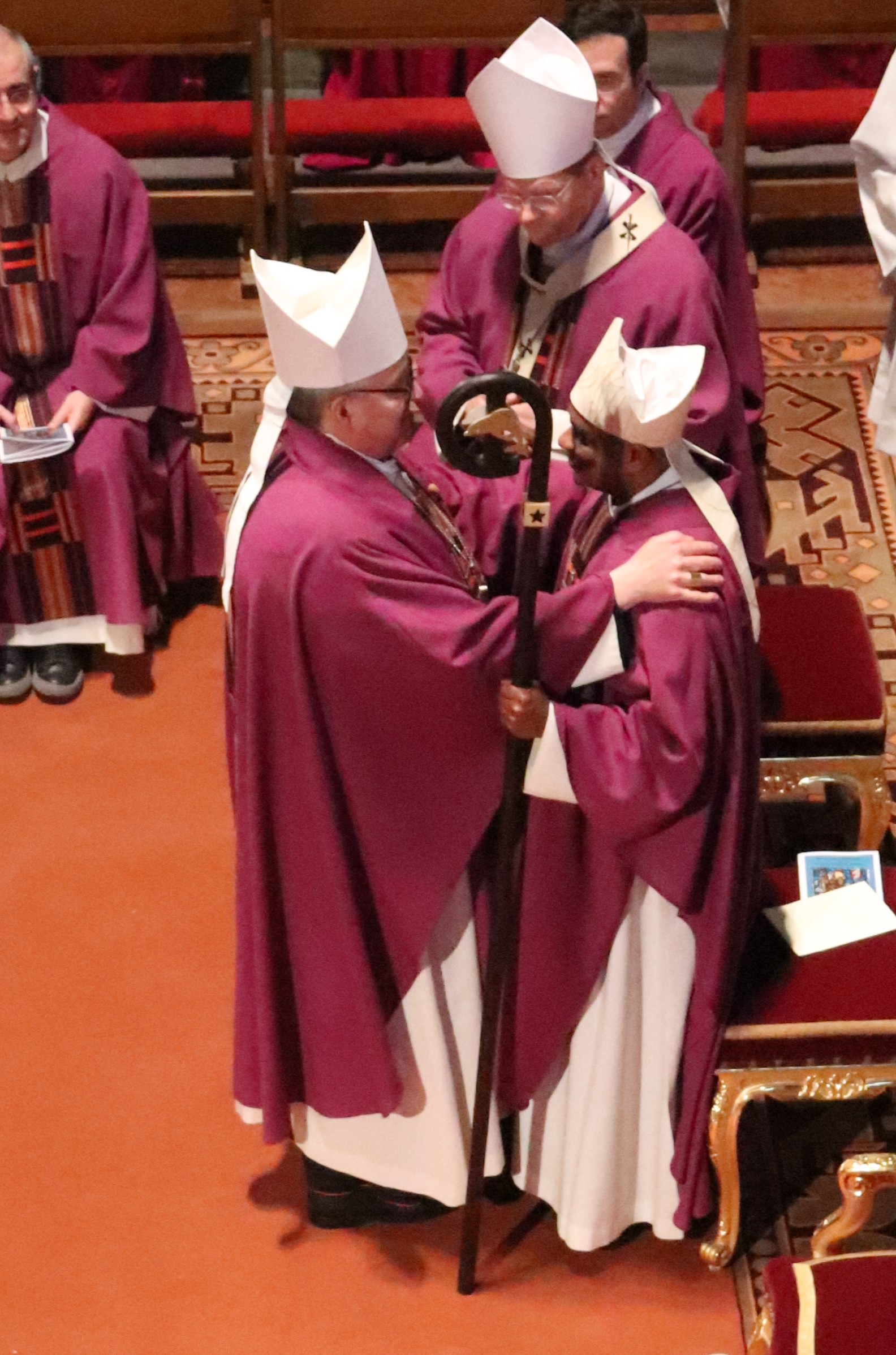 Bischof Kohlgraf gratulierte Weihbischof Joshy zu seiner Weihe (c) Bistum Mainz/Hoffmann