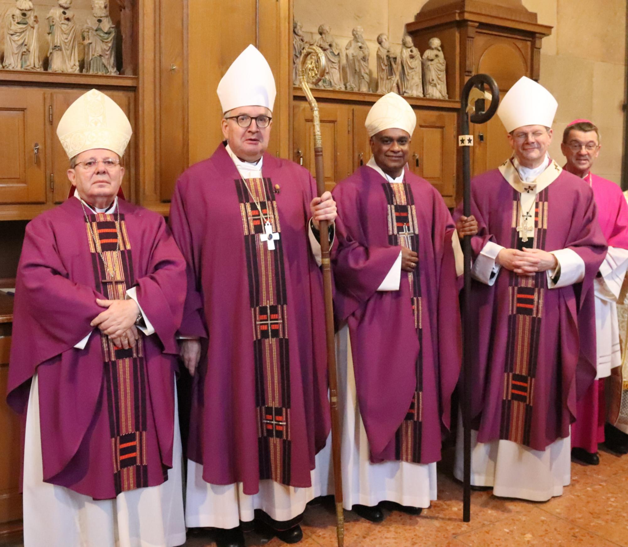 Am Sonntag, 15. März, hat Bischof Peter Kohlgraf (2. von links) Weihbischof Joshy Pottackal (2. von rechts) geweiht (c) Bistum Mainz/Hoffmann