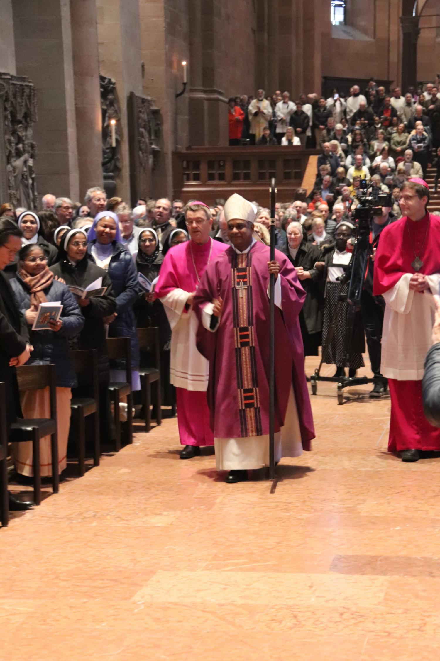 Weihbischof Joshy erteilte zum ersten Mal seinen Bischöflichen Segen (c) Bistum Mainz/Hoffmann