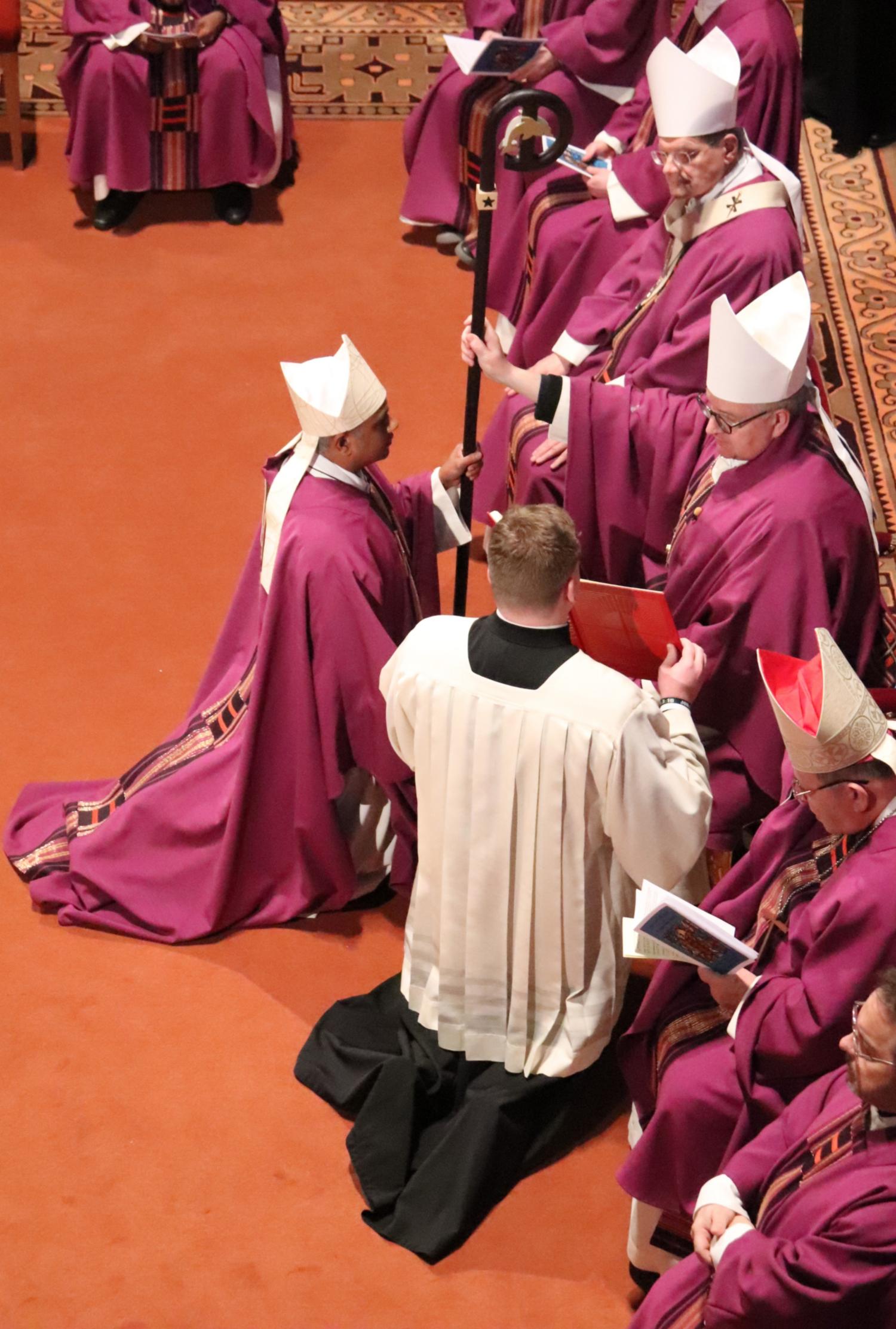Bischof Peter Kohlgraf überreichte Weihbischof Joshy den Bischofsstab (c) Bistum Mainz/Hoffmann