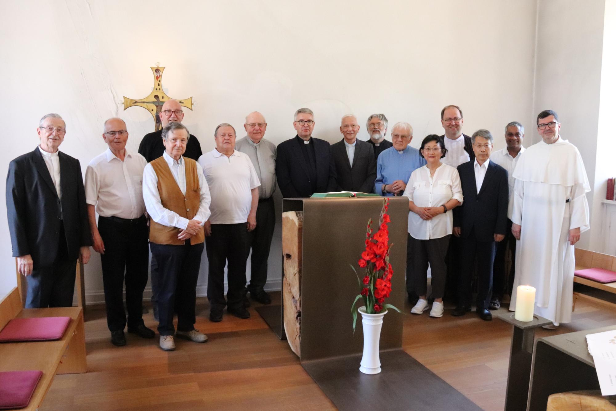 Bischof Peter Kohlgraf feierte mit diesjährigen Weihejubilaren ihre Dienstjubiläen