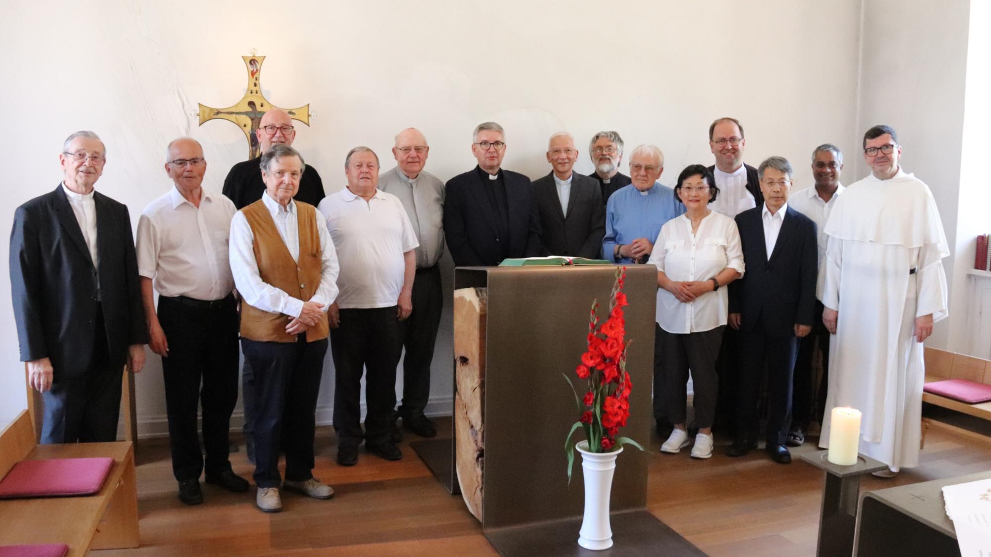 Bischof Peter Kohlgraf feierte mit diesjährigen Weihejubilaren ihre Dienstjubiläen