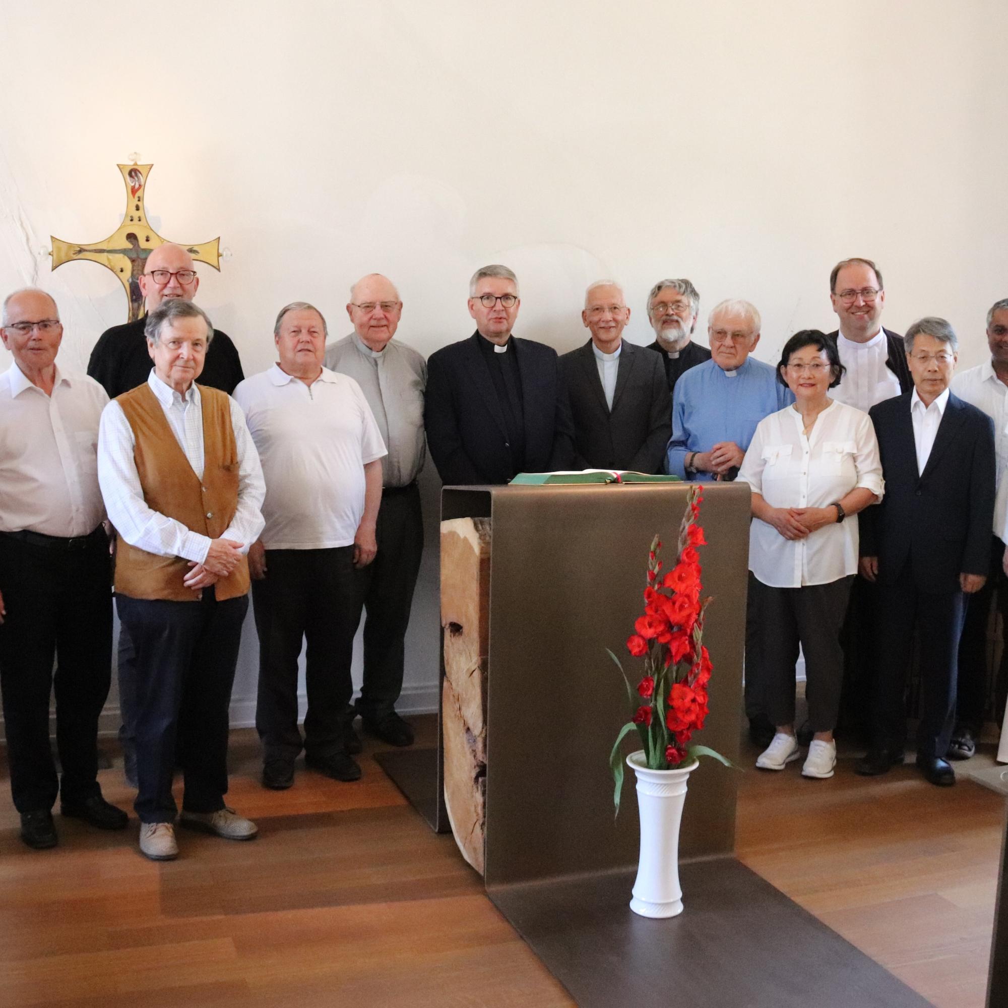 Bischof Peter Kohlgraf feierte mit diesjährigen Weihejubilaren ihre Dienstjubiläen