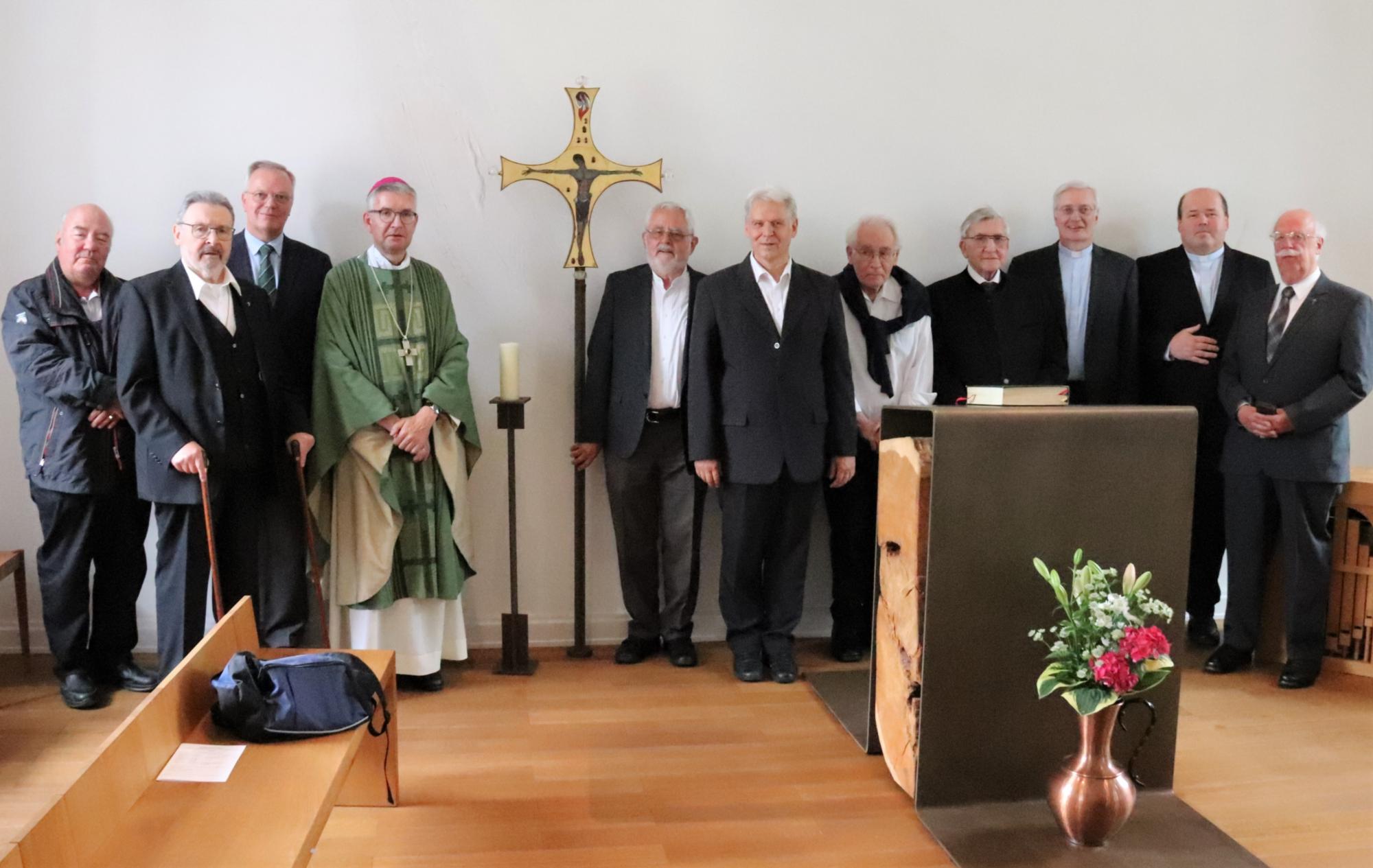 Bischof Peter Kohlgraf feierte Gottesdienst mit einer Gruppe Weihejubilare (c) Bistum Mainz/Hoffmann