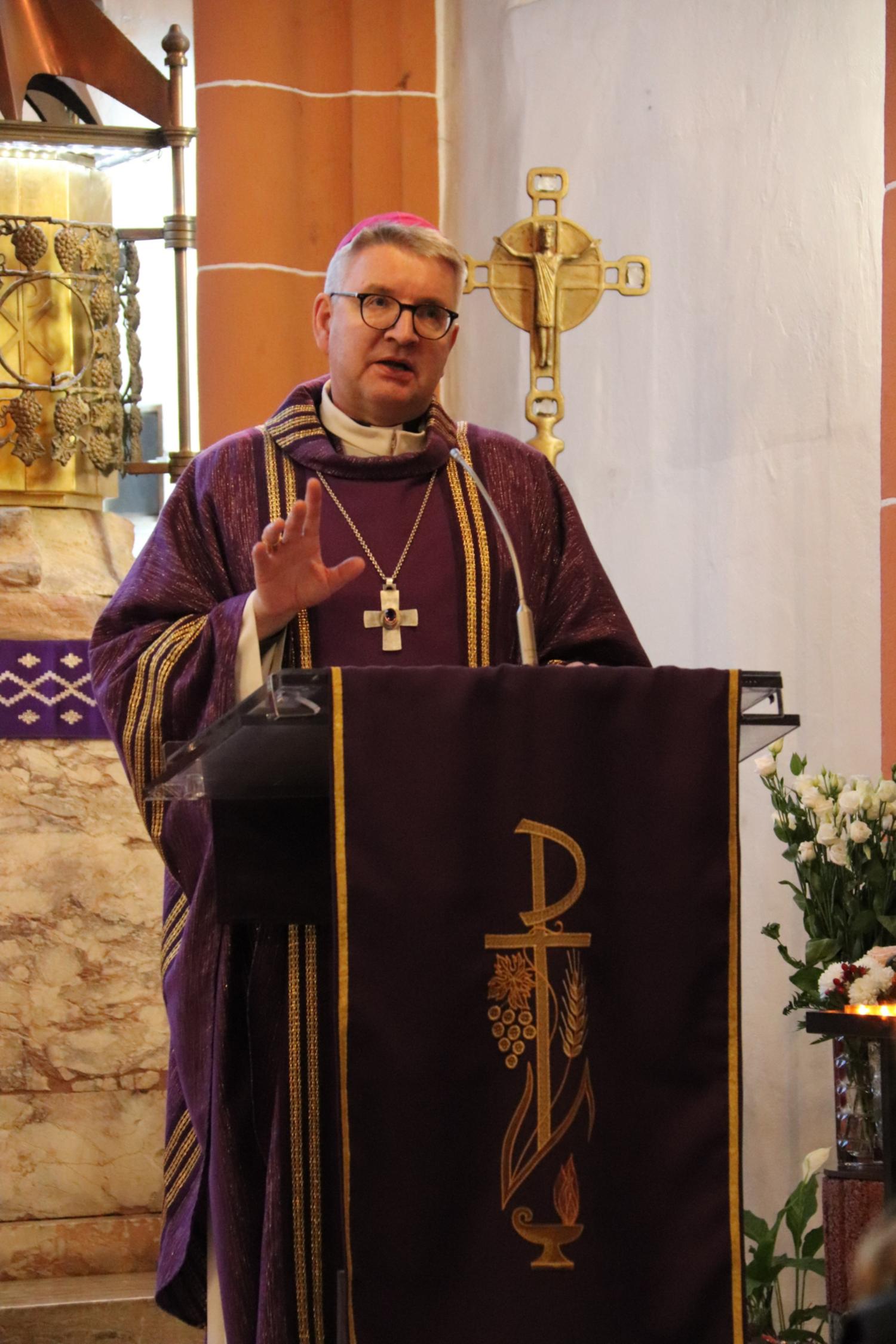 Bischof Kohlgraf bei seiner Predigt im Gottesdienst zur Adventsfeier der Mitarbeitenden der globalen Kirche in St. Emmeran, Mainz (c) Bistum Mainz/Hoffmann
