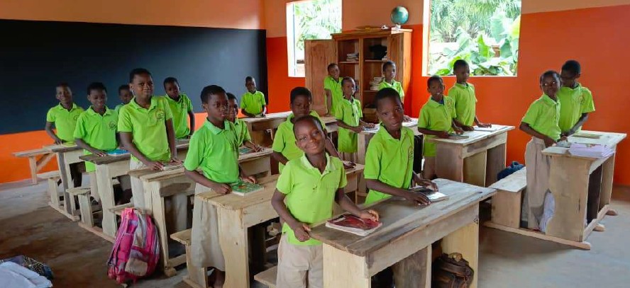 Auch die Anschaffung von Schulmöbeln für das Internat Saint-Pierre in Sinwe-Lego/Benin wurde vom Bistum Mainz unterstützt (c) Bistum Mainz/Weltkirche