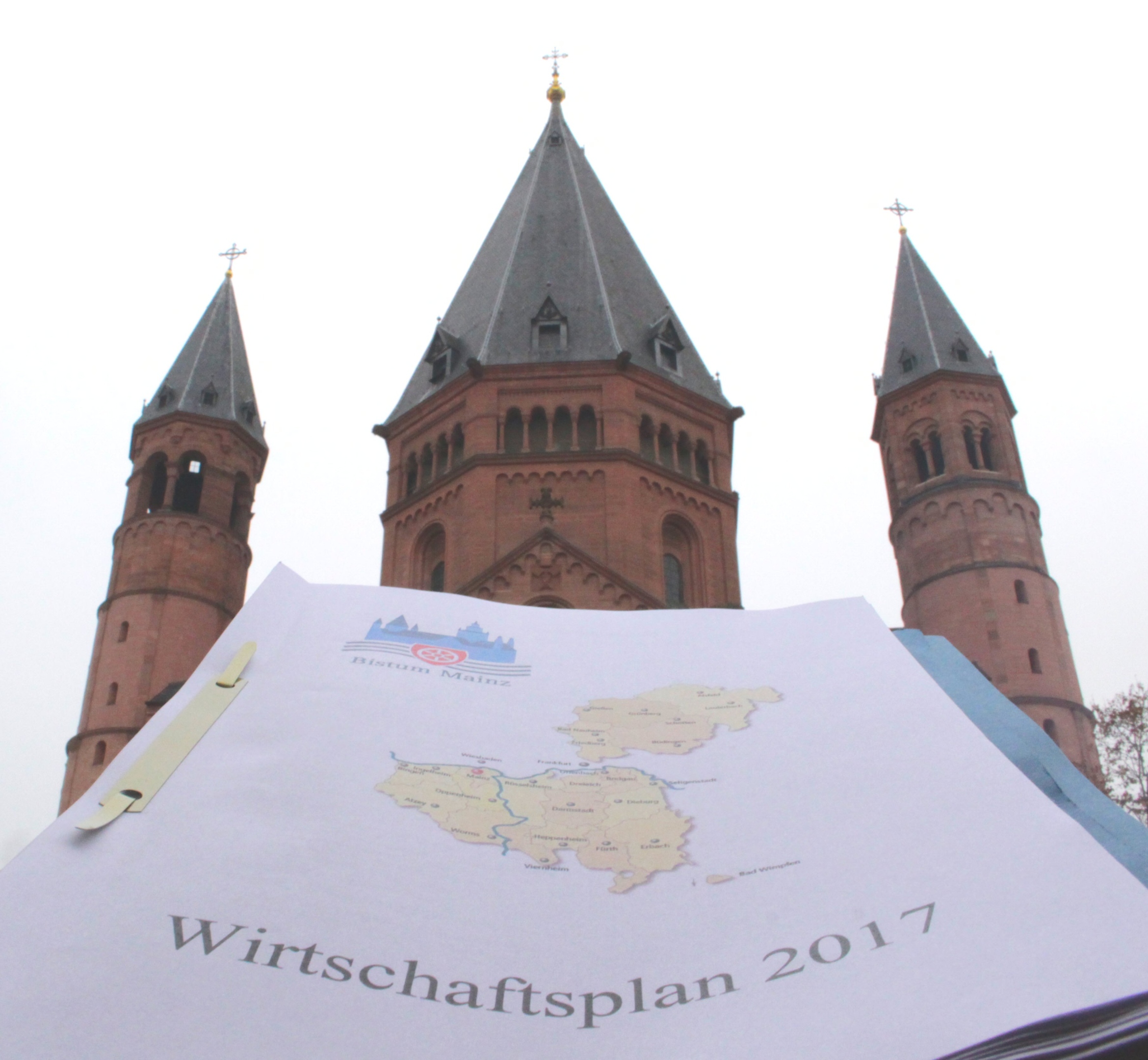 Mainz, 10. Dezember 2016: Der Kirchensteuerrat des Bistums Mainz hat den Wirtschaftsplan der Diözese für das Jahr 2017 mit einem Volumen von 373,9 Millionen Euro verabschiedet.