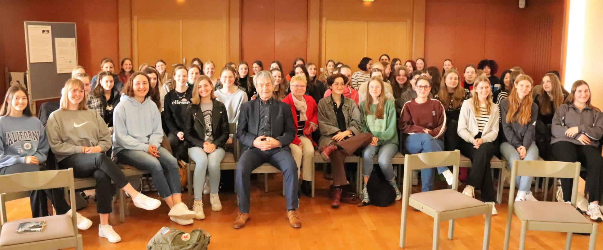 Mieczysław Grochowski (Mitte) erzählte Schülerinnen der Maria Ward-Schule seine Erlebnisse während der Zeit des Nationalsozialismus