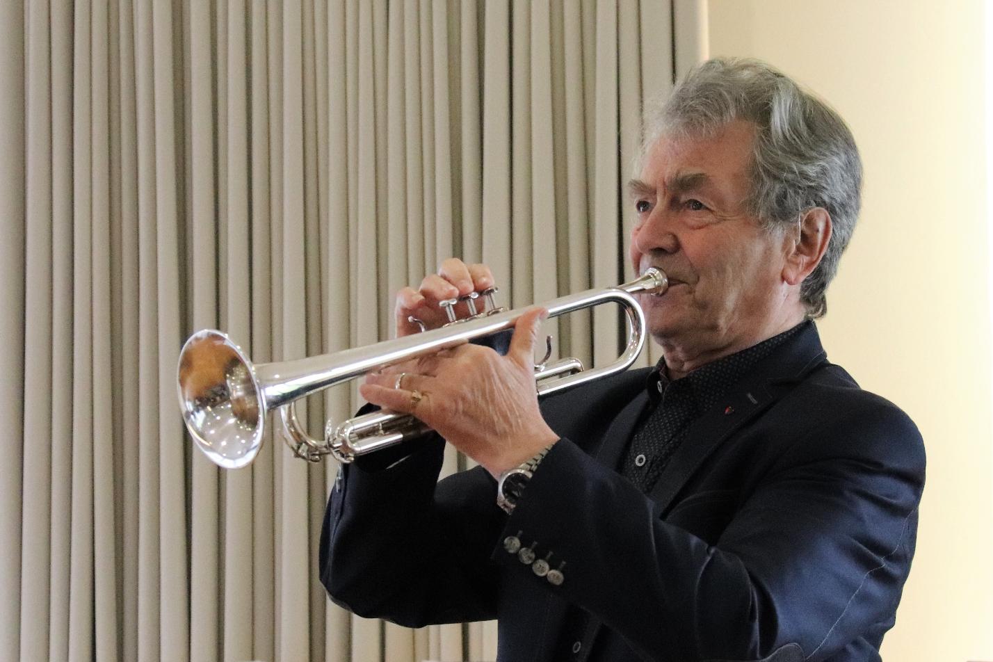 Mieczysław Grochowski spielt auf seiner Trompete das von ihm komponierte Lied „Die Tränen der Kinder von Potulice“