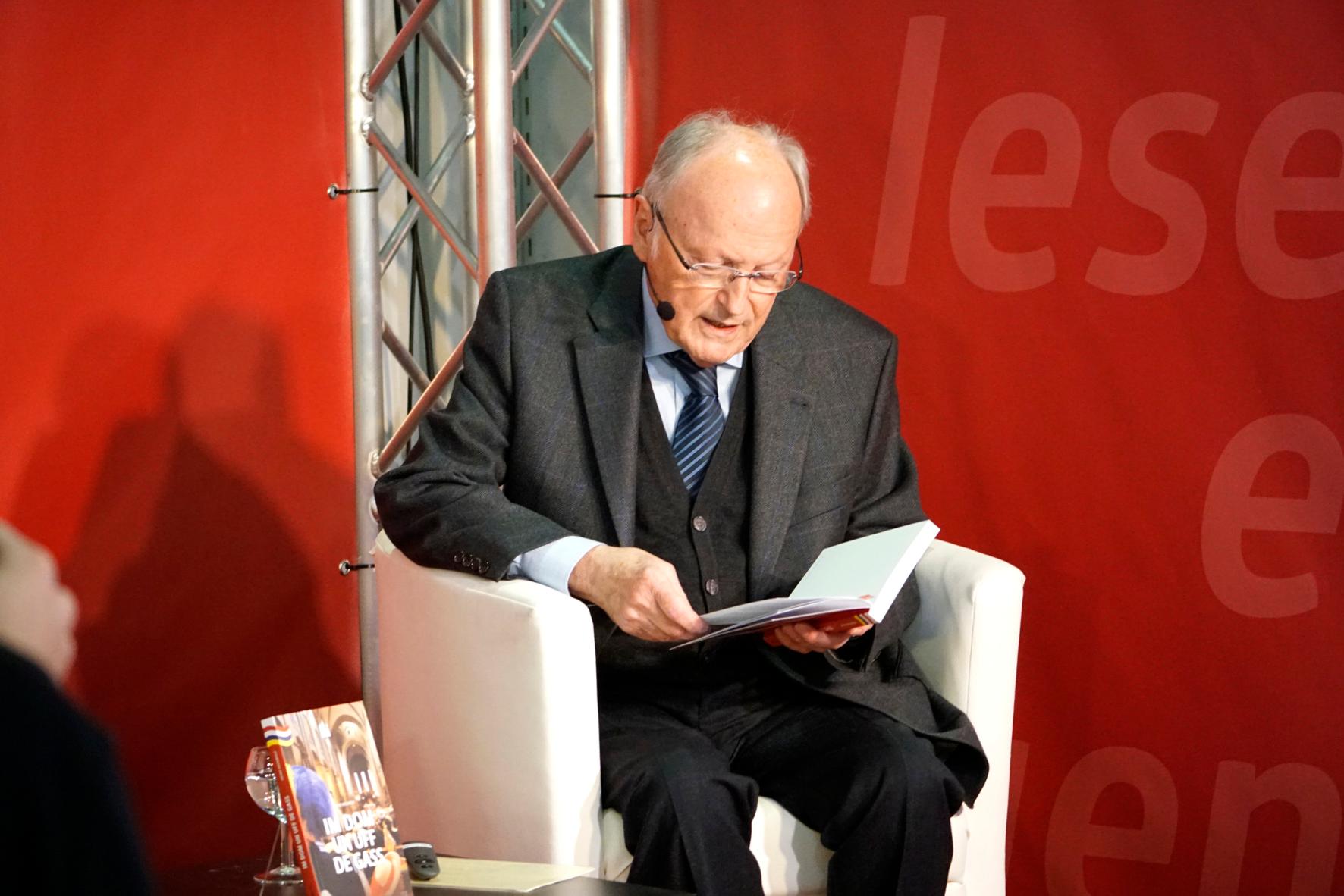 Domdekan Heinz Heckwolf liest aus seinem Buch auf der Frankfurter Buchmesse. (c) Verlag Matthias Ess