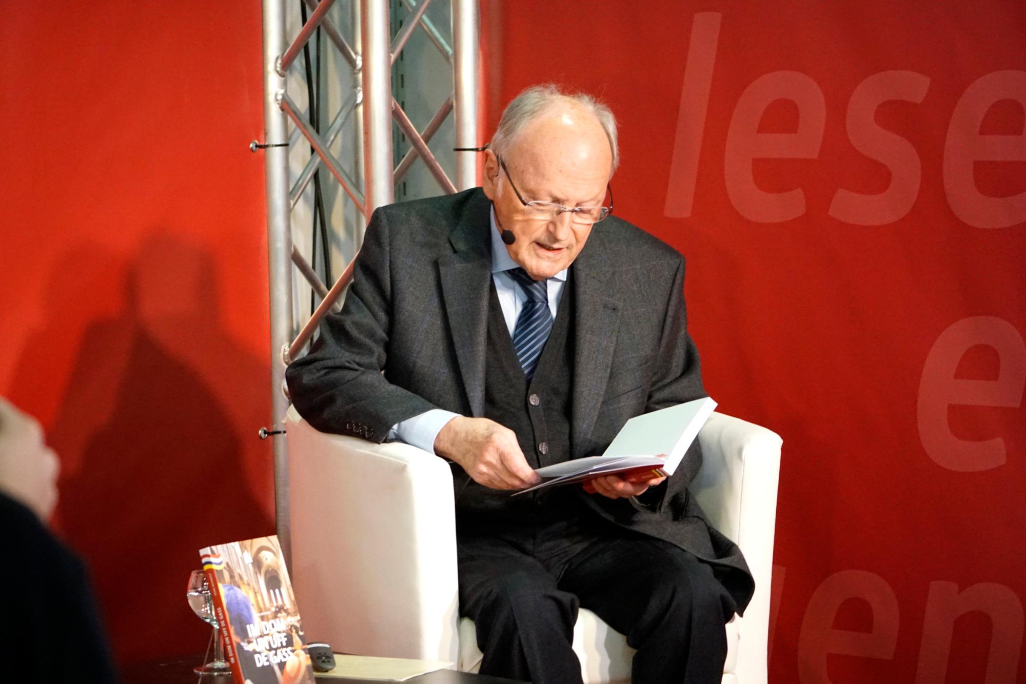 Domdekan Heinz Heckwolf liest aus seinem Buch auf der Frankfurter Buchmesse.