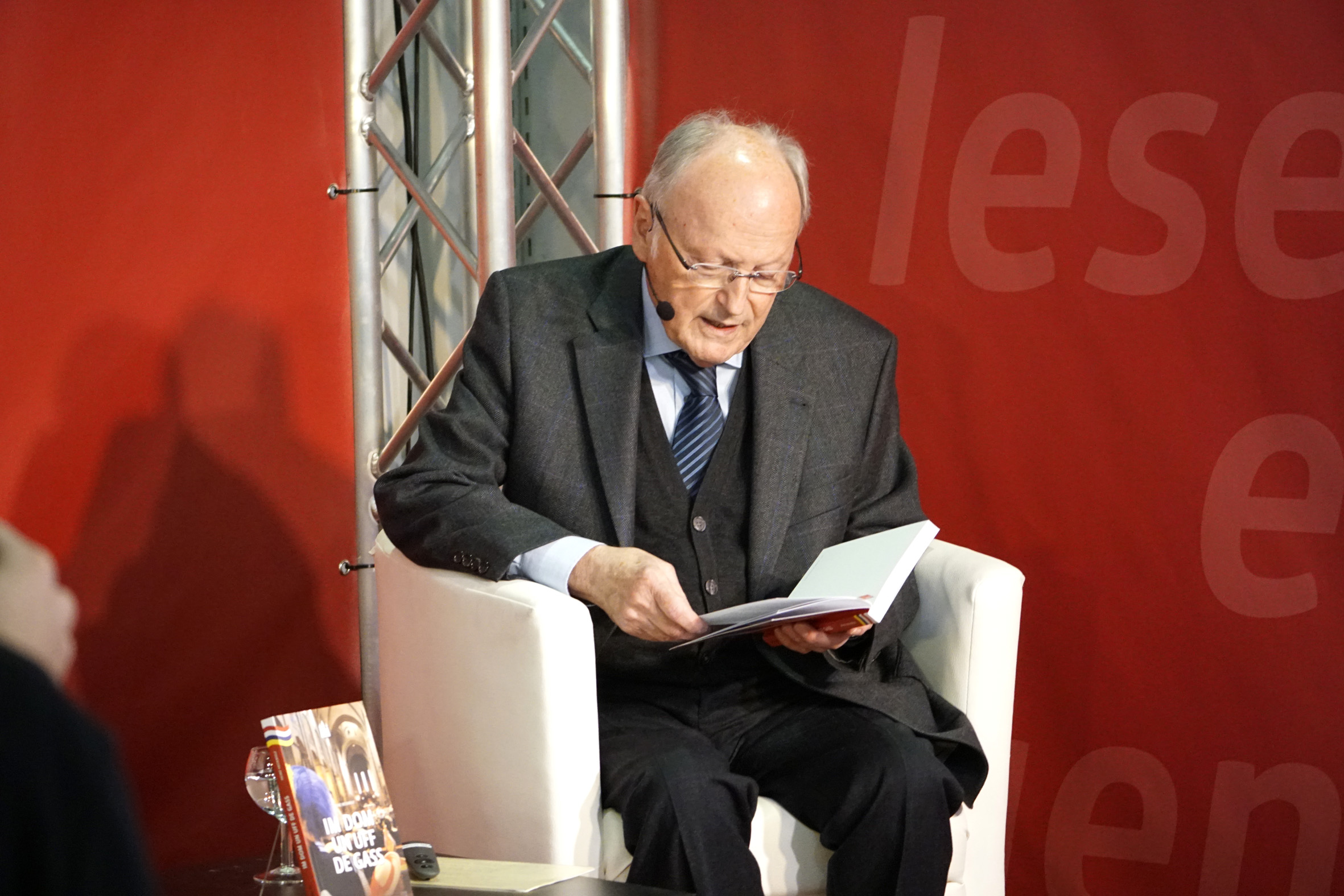 Domdekan Heinz Heckwolf liest aus seinem Buch auf der Frankfurter Buchmesse.