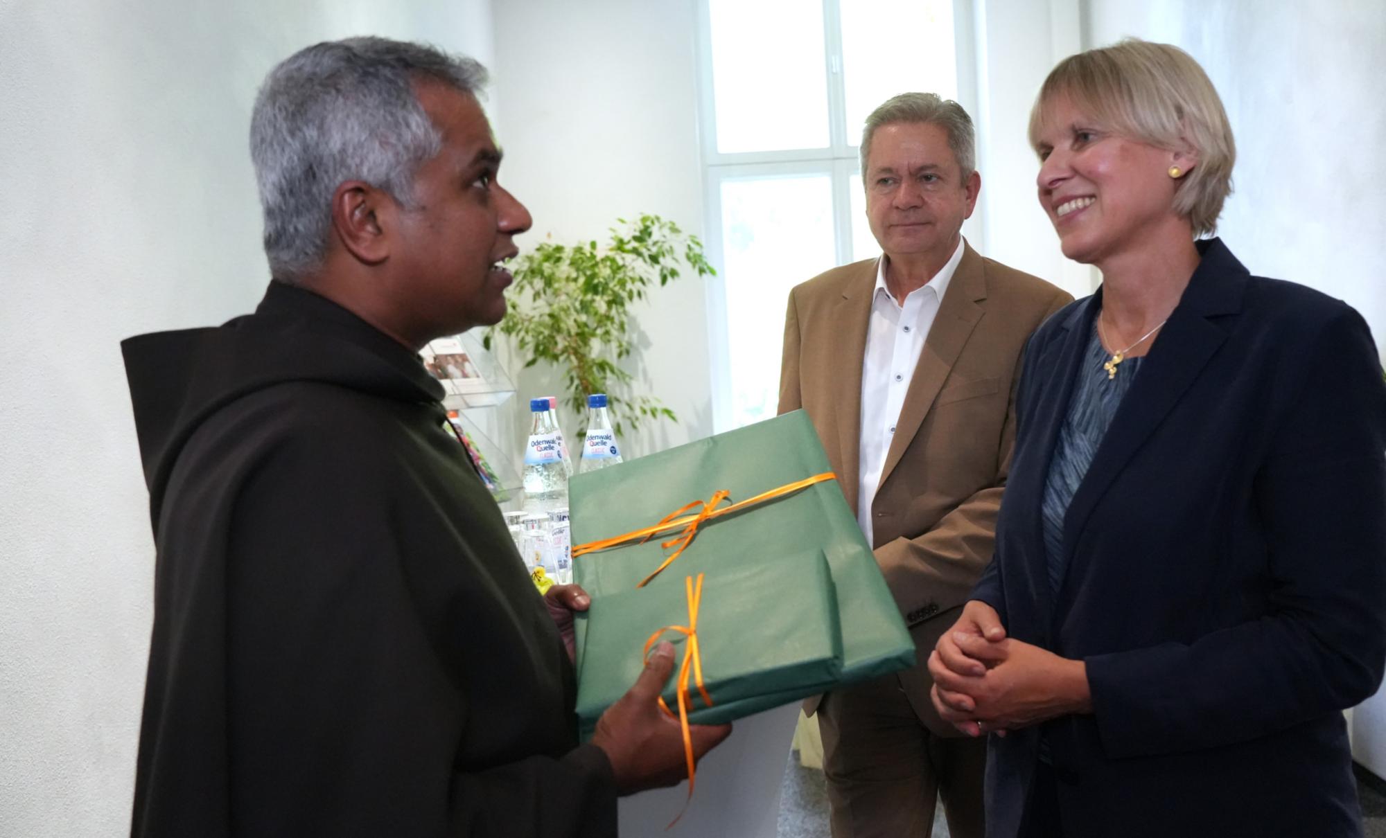 Ilonka Boltze, Vorständin der Karl Kübel Stiftung, überreichte Weihbischof Joshy Pottackal die Biographie des Stiftungsgründers sowie ein Bild (c) Thomas Zelinger
